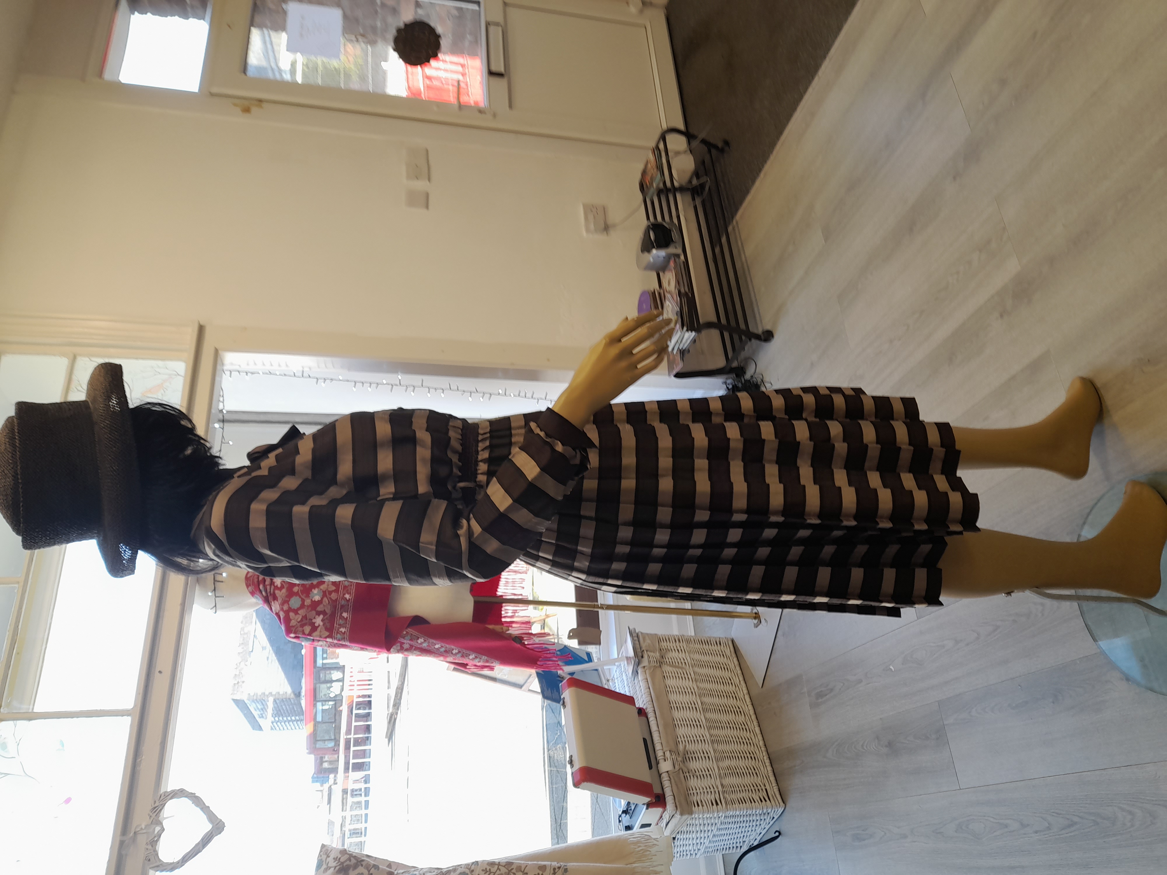 70's Brown Pleated dress with a cute neck-bow 