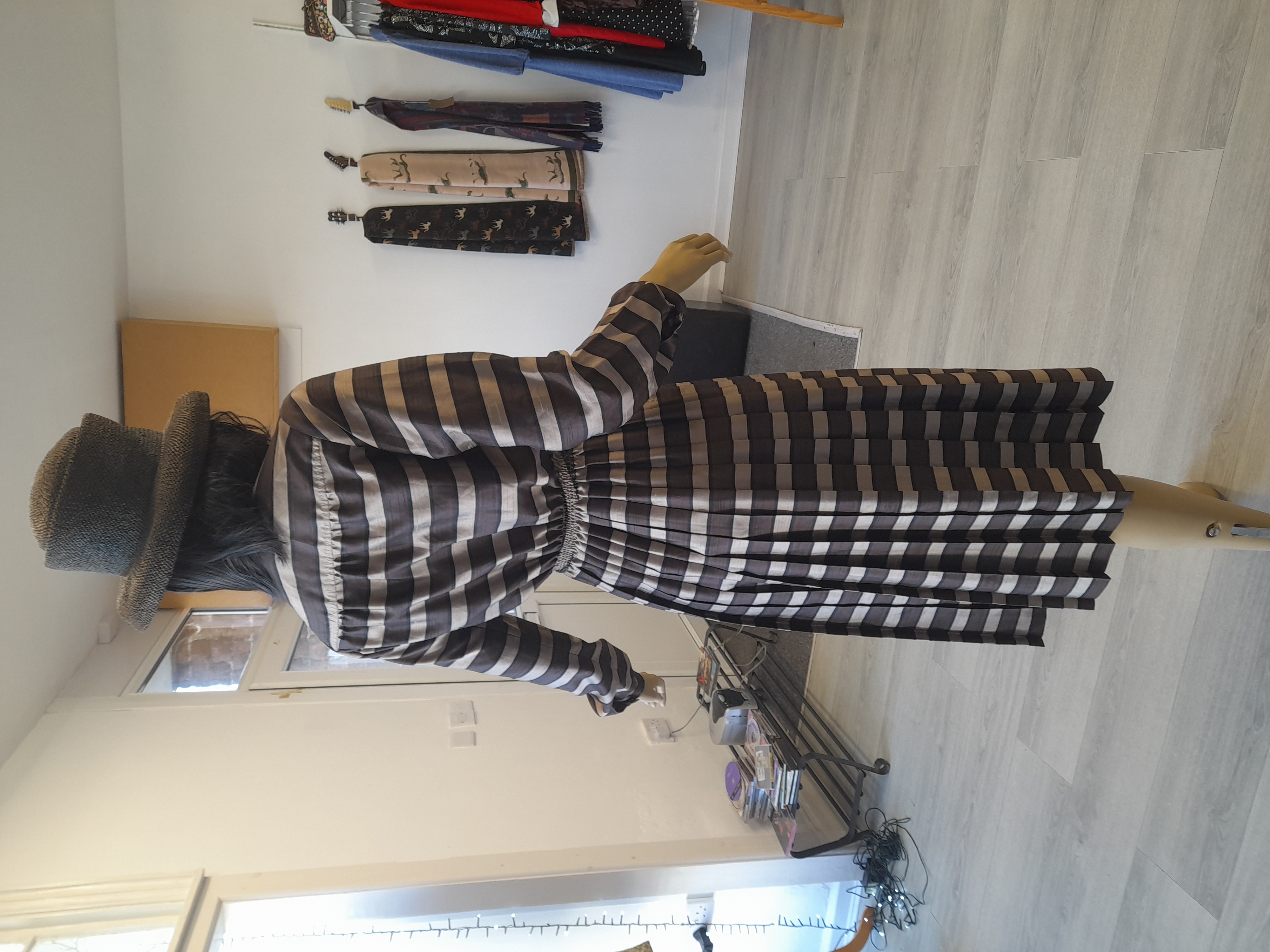 70's Brown Pleated dress with a cute neck-bow 