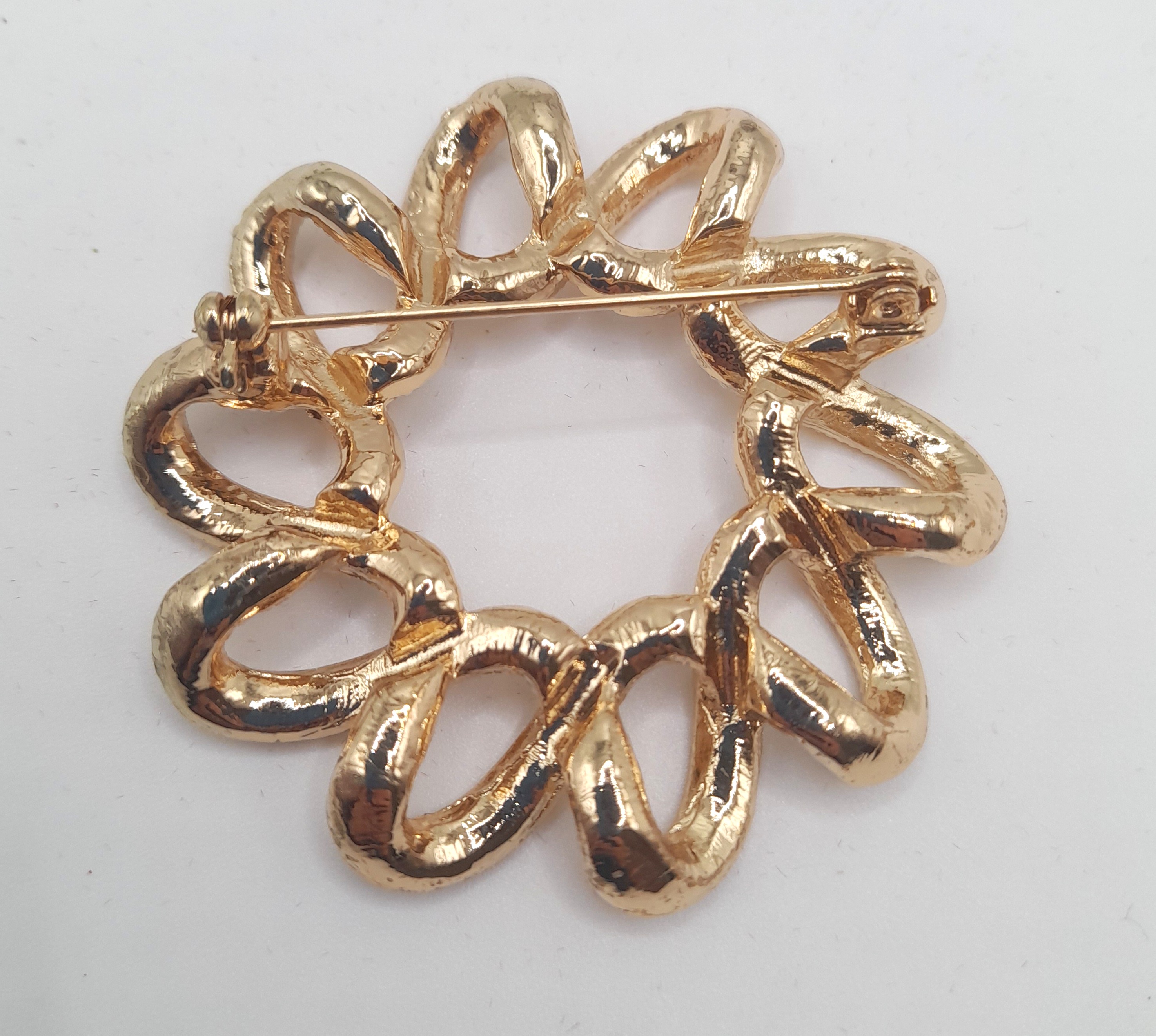 Vintage gold-tone loop brooch, 5cm 