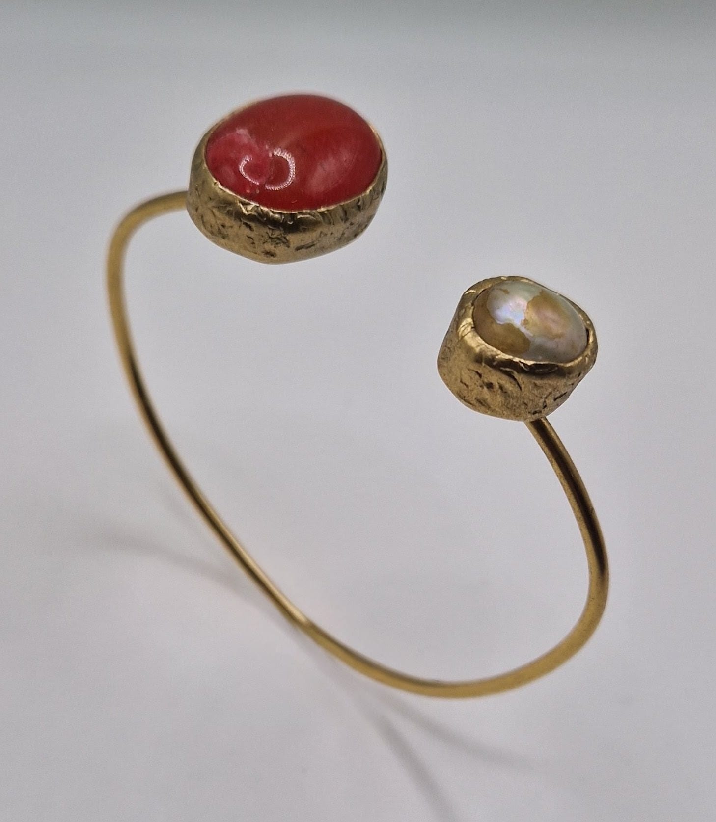 Gold-plated open cuff bracelet with agate and lustrous pearl stones 