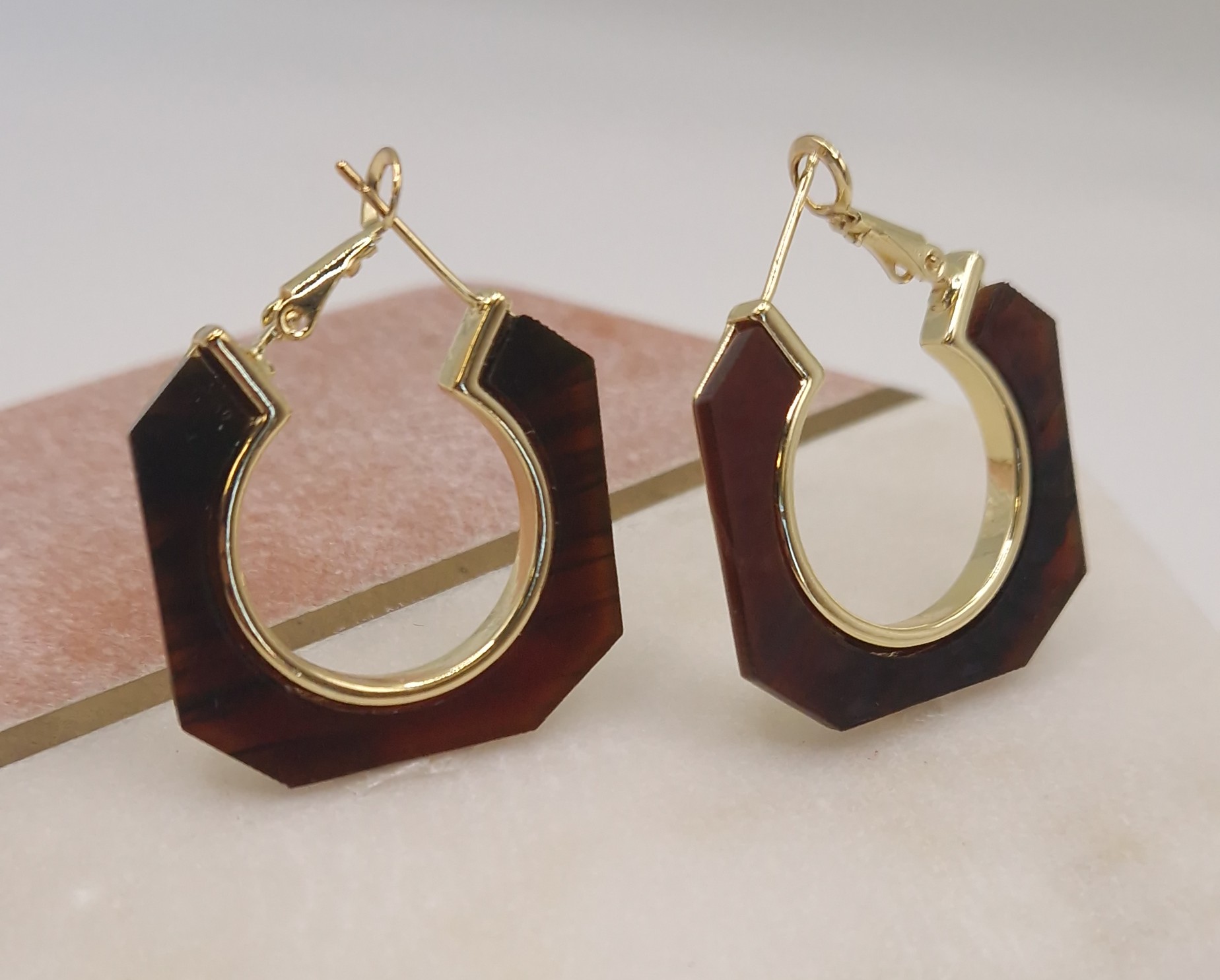 gold-tone geometric hexagon hoop earrings 