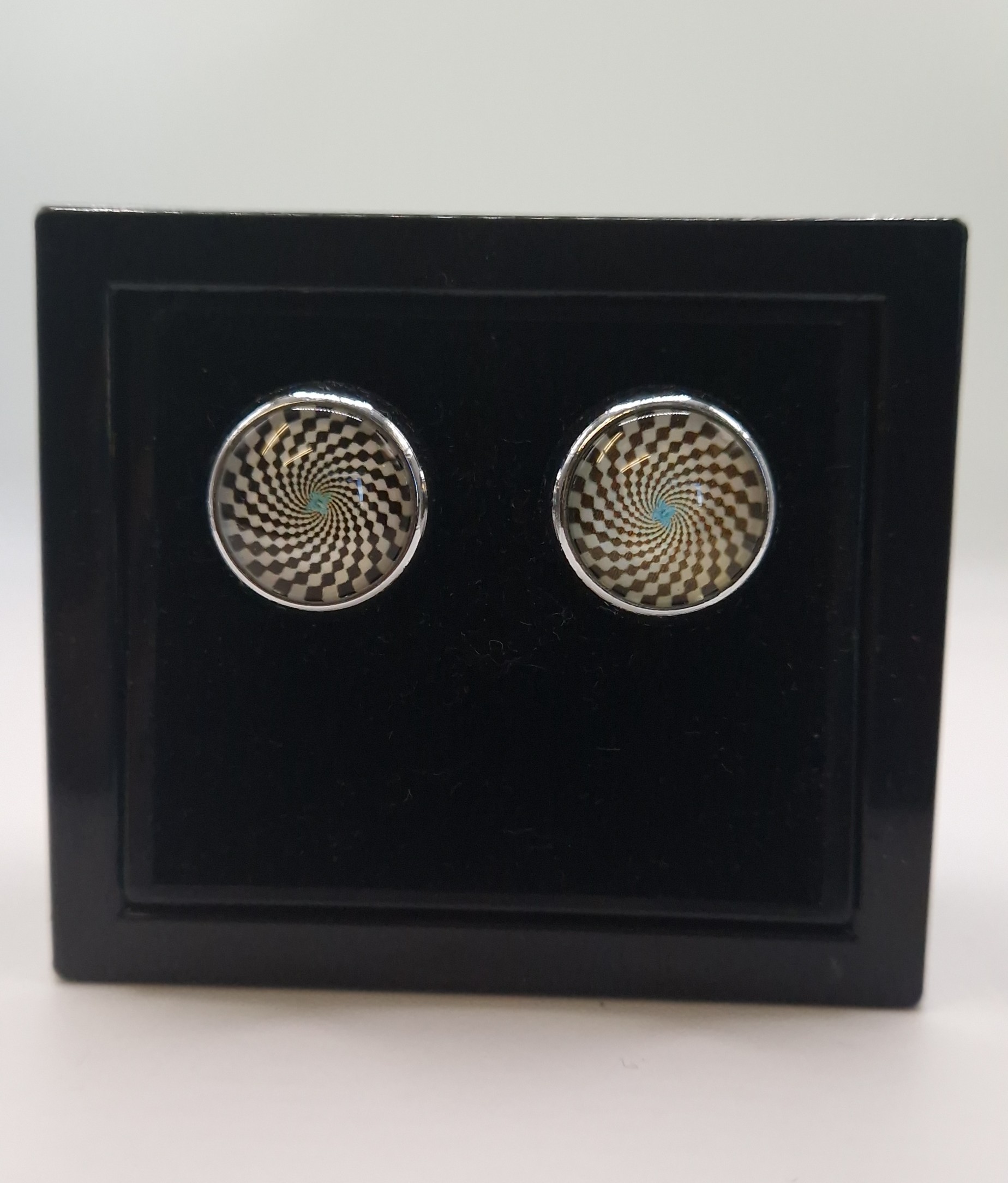 Optical illusion-designed cufflinks