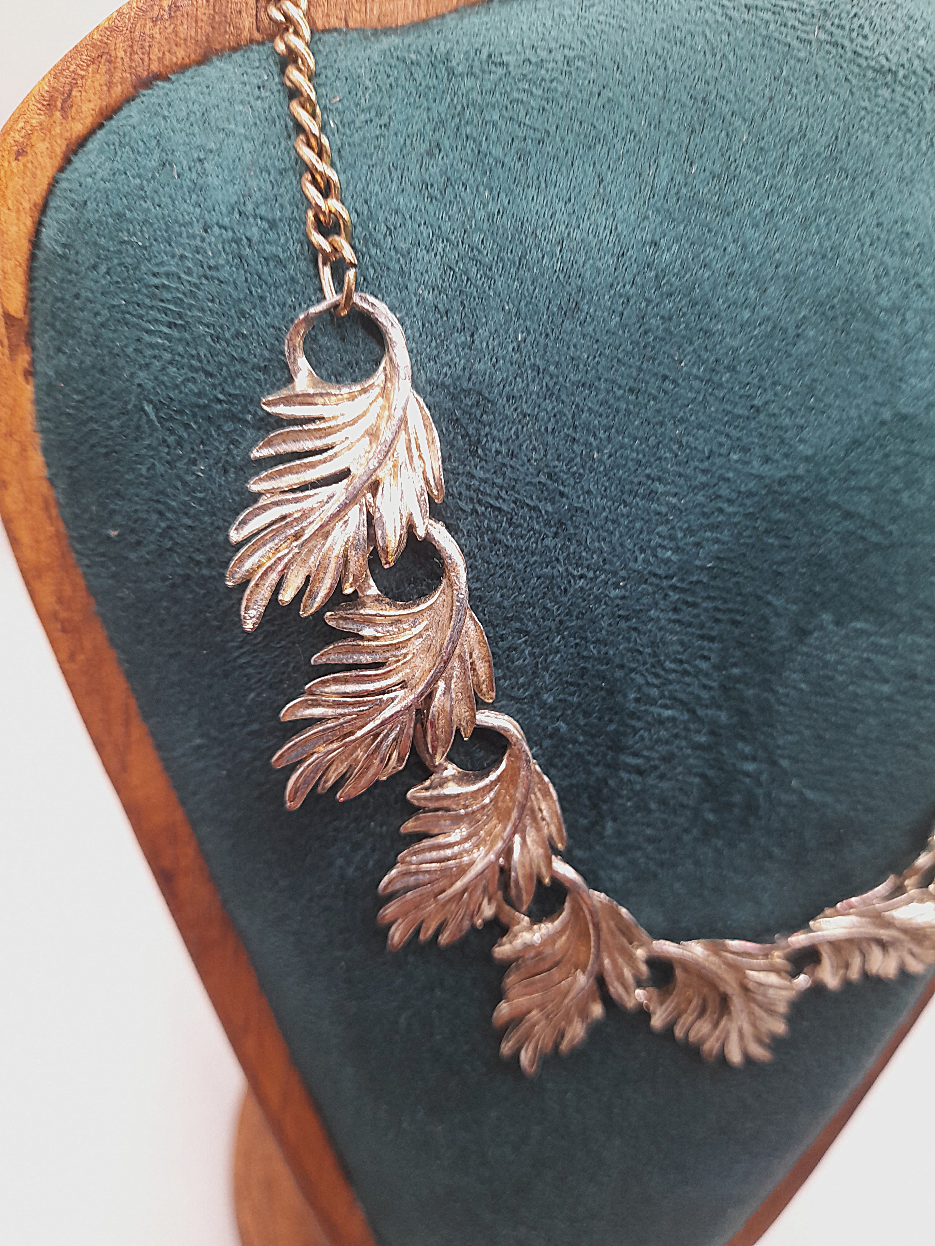 Vintage Silver tone leaf necklace, 23cm long 