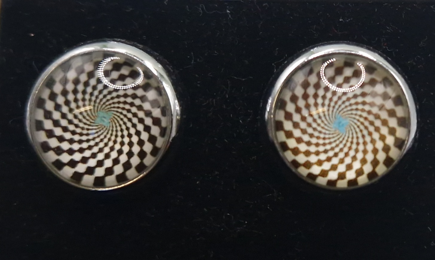 Optical illusion-designed cufflinks