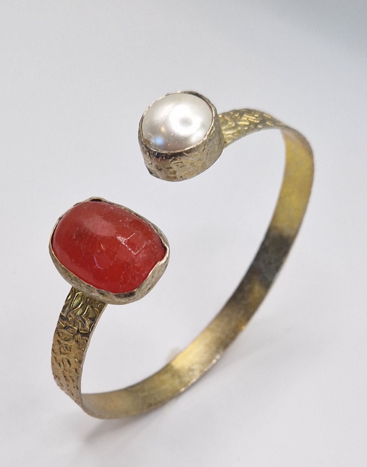 Elegant Pearl & Red Agate Gold-plated Bracelet – Adjustable Design