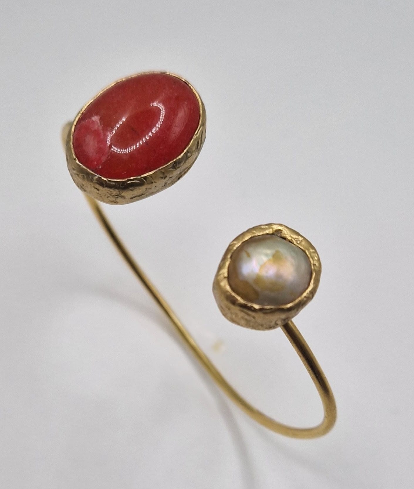 Gold-plated open cuff bracelet with agate and lustrous pearl stones