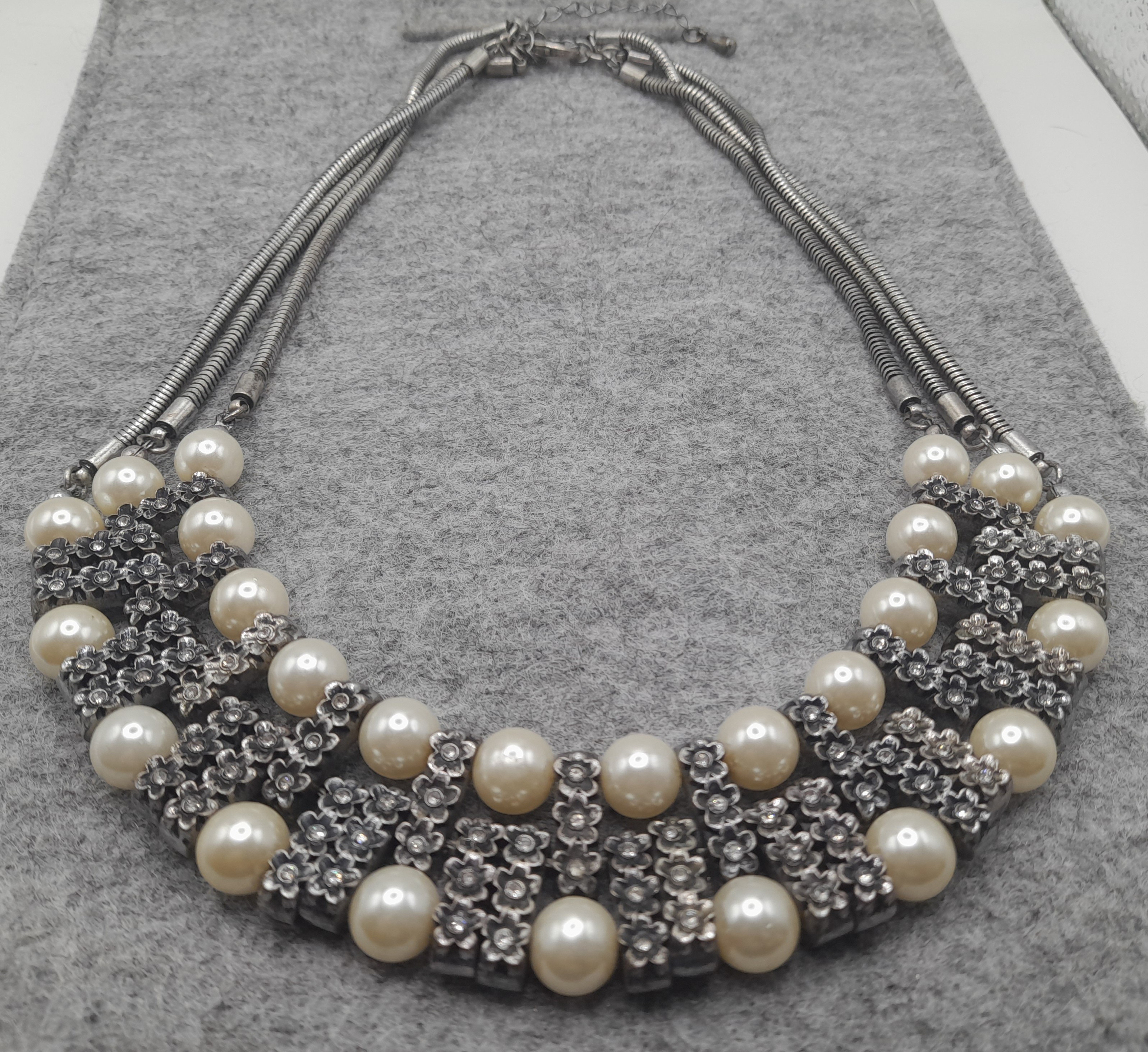 A vintage-style M& S silver-tone statement necklace, 20cm long 