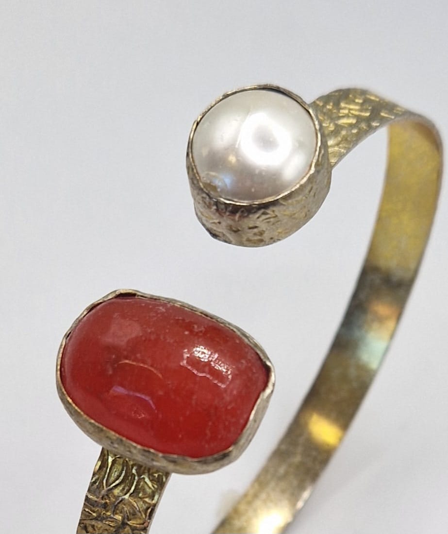 Elegant Pearl & Red Agate Gold-plated Bracelet – Adjustable Design