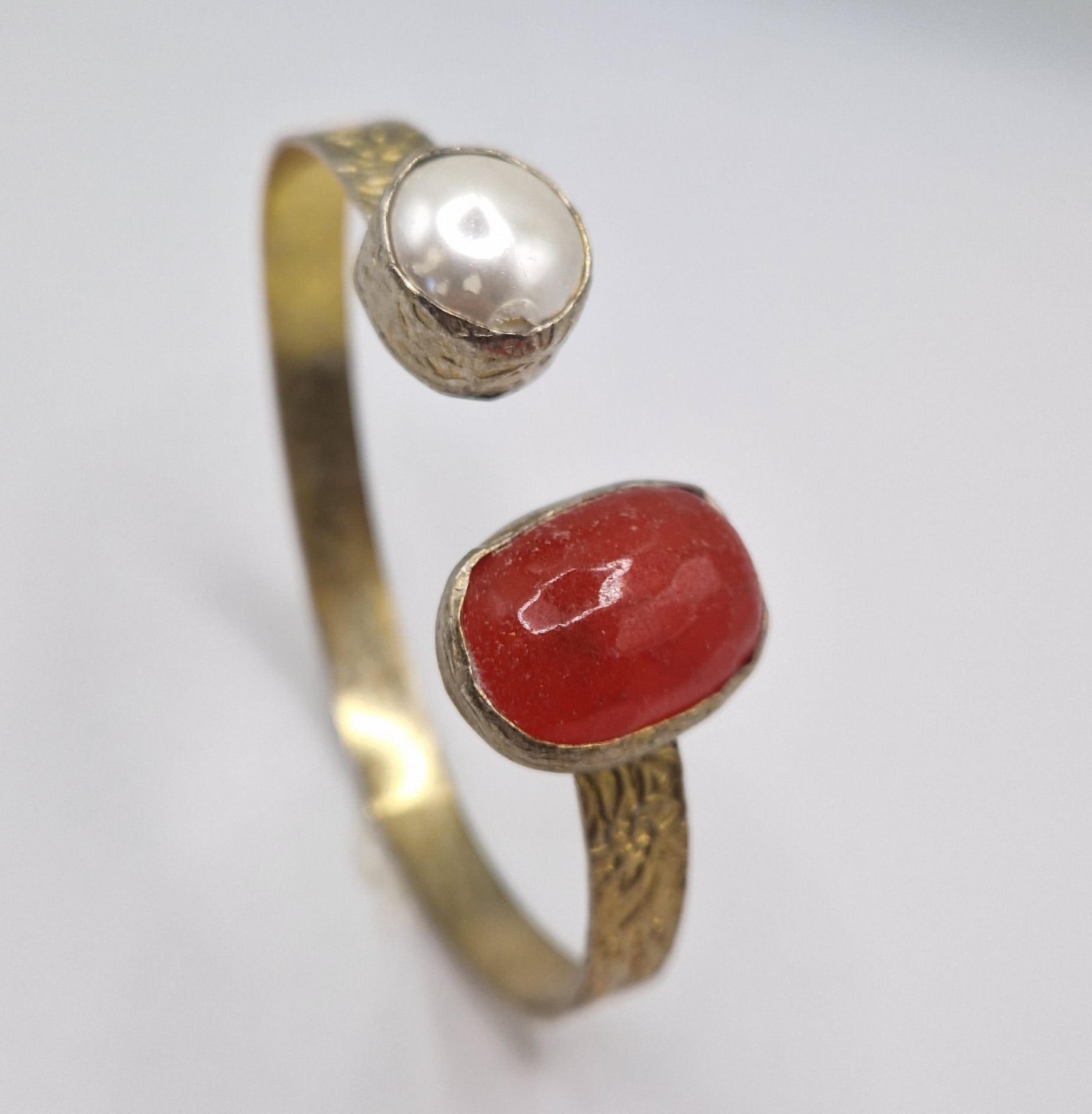 Elegant Pearl & Red Agate Gold-plated Bracelet – Adjustable Design