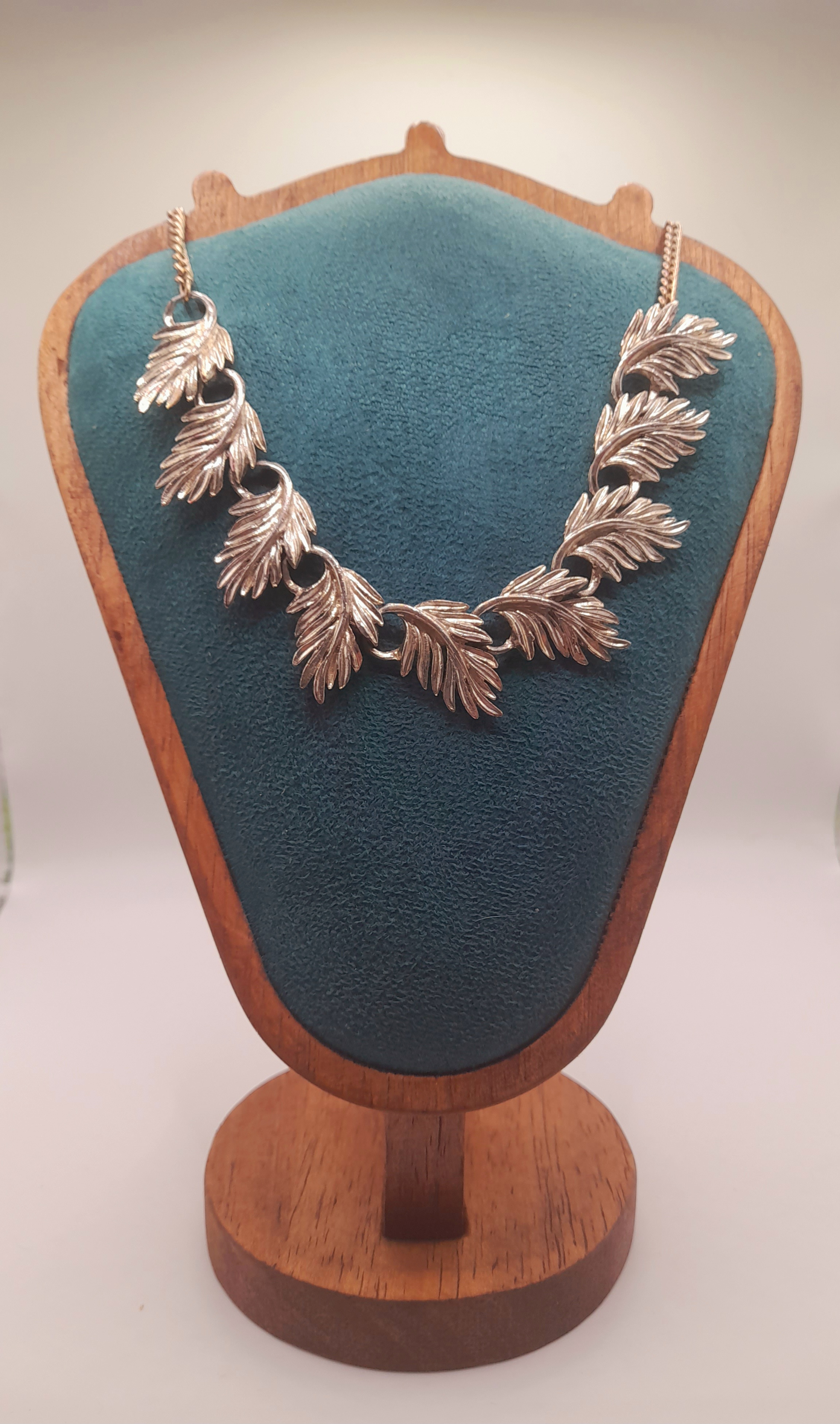 Vintage Silver tone leaf necklace, 23cm long 