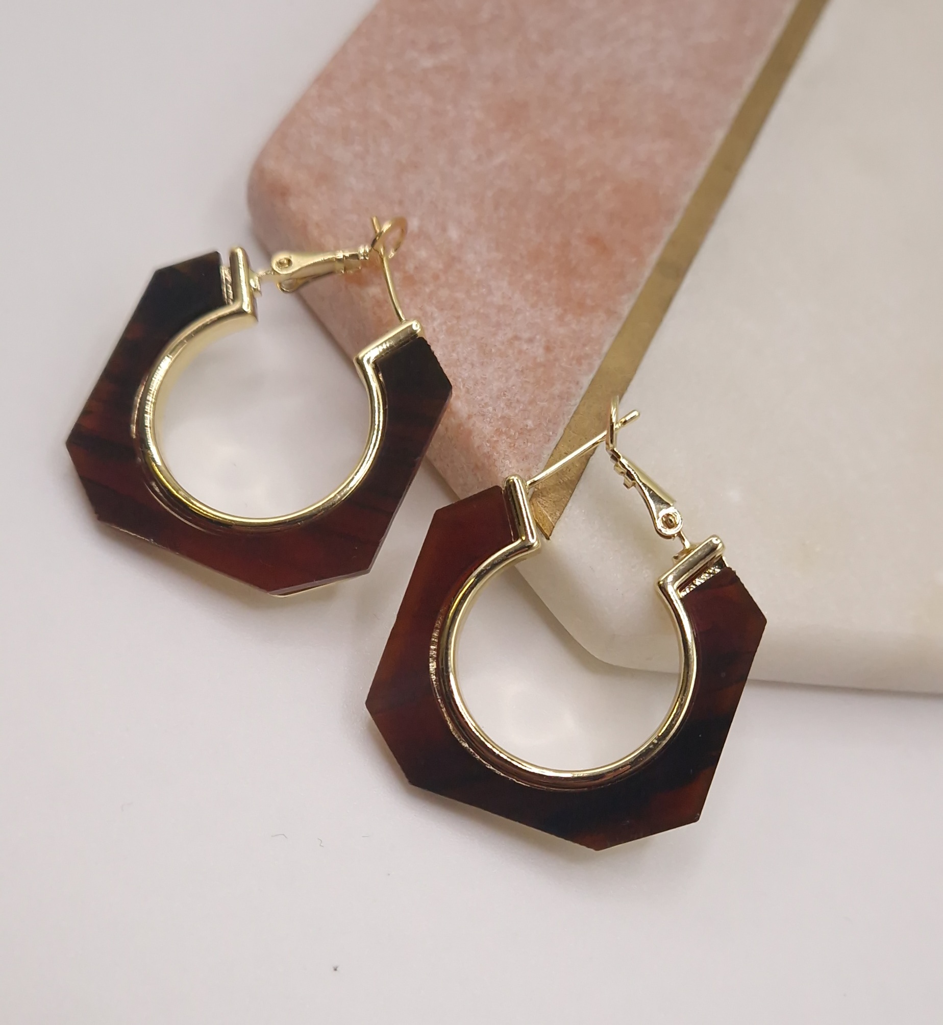 gold-tone geometric hexagon hoop earrings 