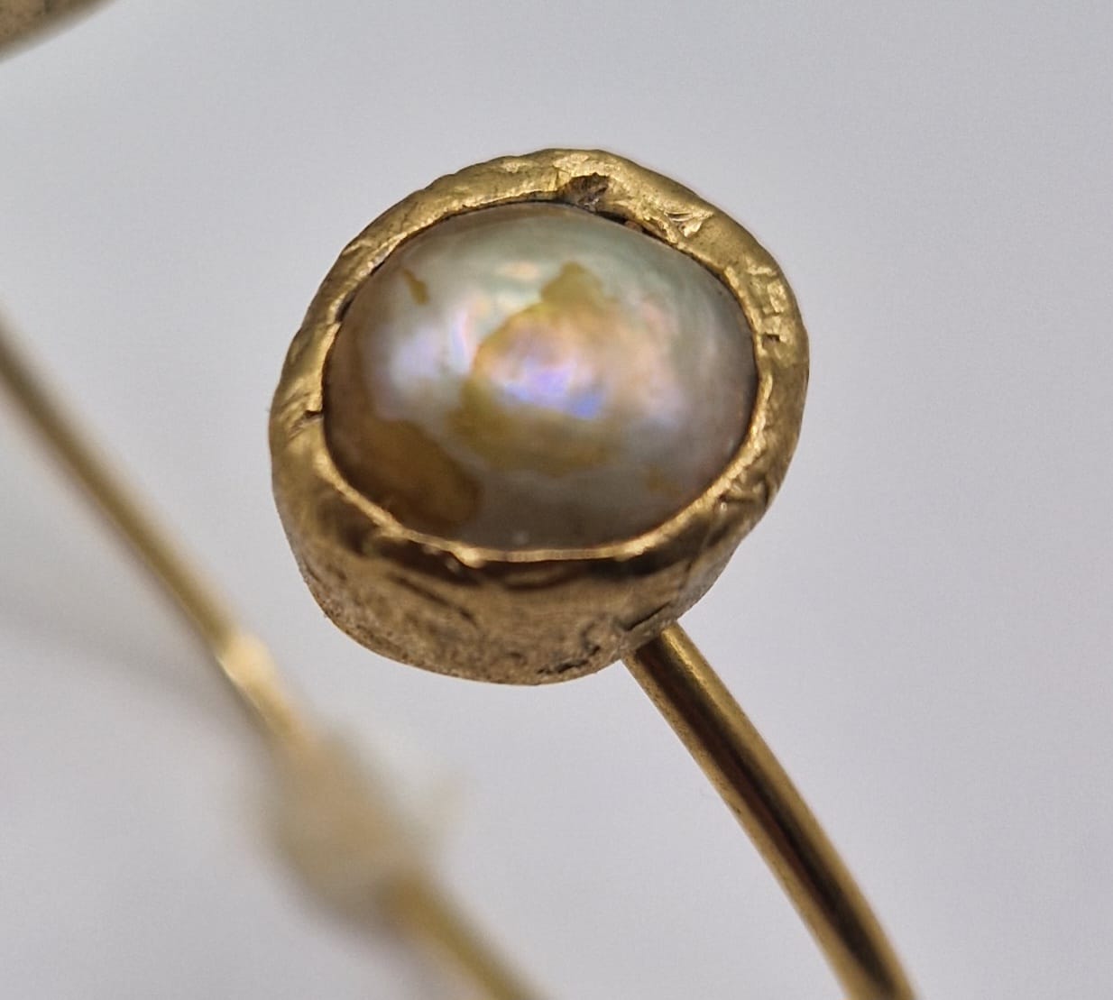 Gold-plated open cuff bracelet with agate and lustrous pearl stones 