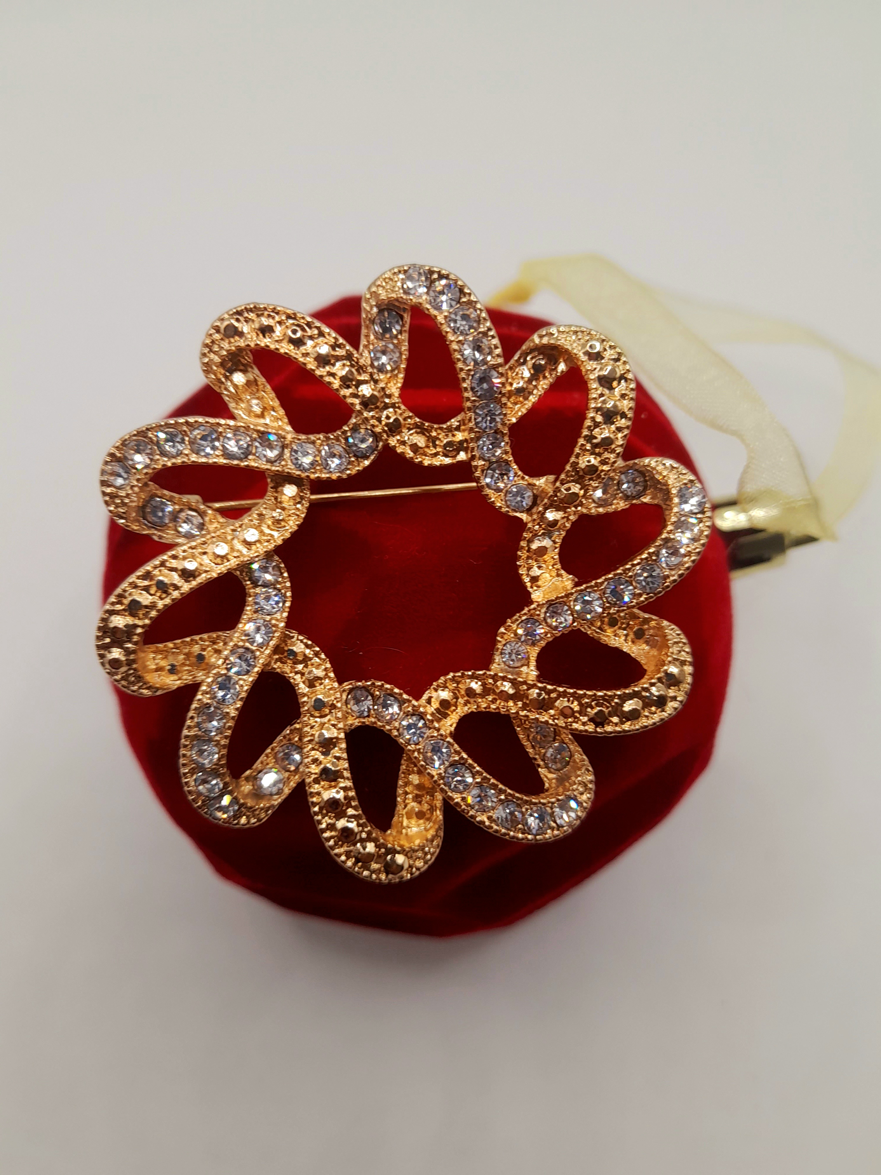 Vintage gold-tone loop brooch, 5cm