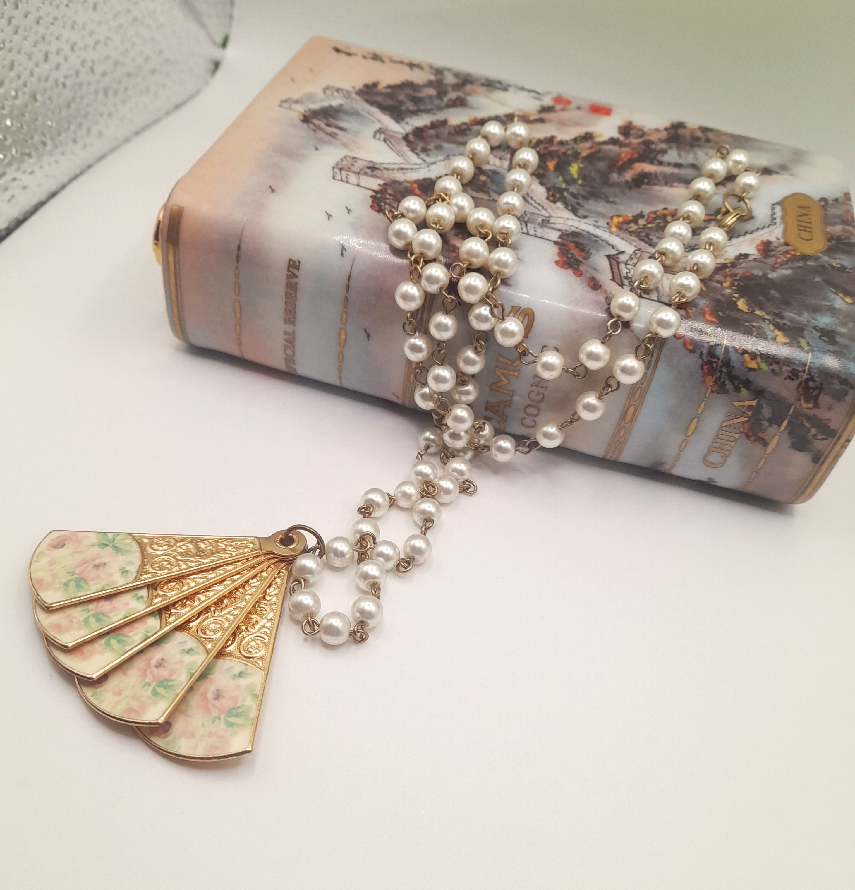 Vintage 70s Art-deco inspired long pearl necklace, 45cm long 