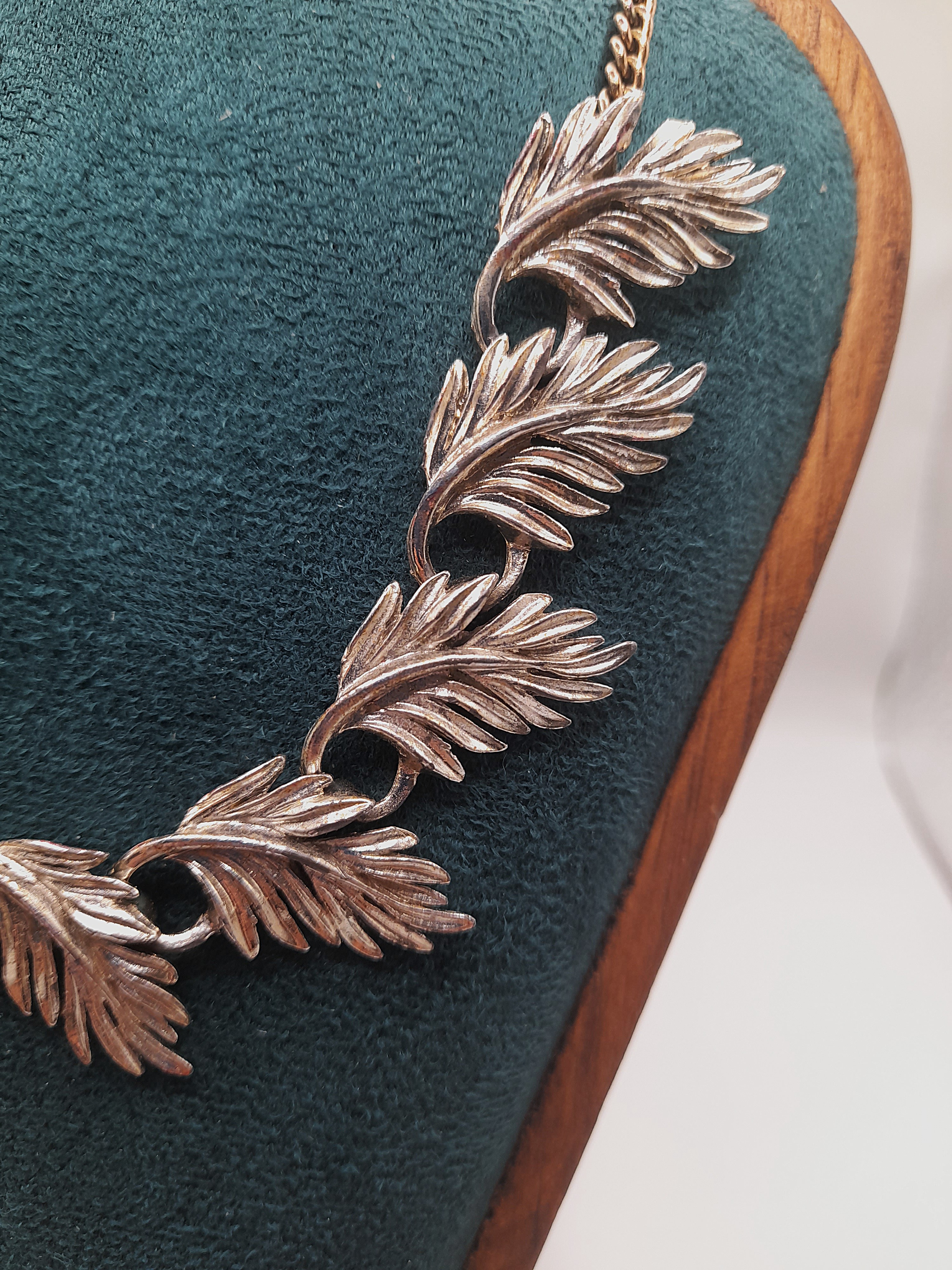 Vintage Silver tone leaf necklace, 23cm long 