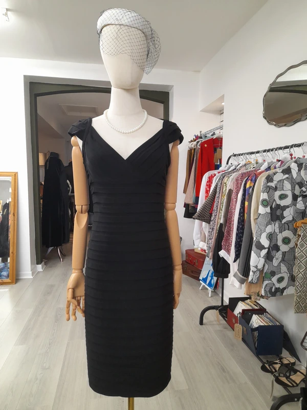 Adrianna Papell, Size 8 Mini black Dress