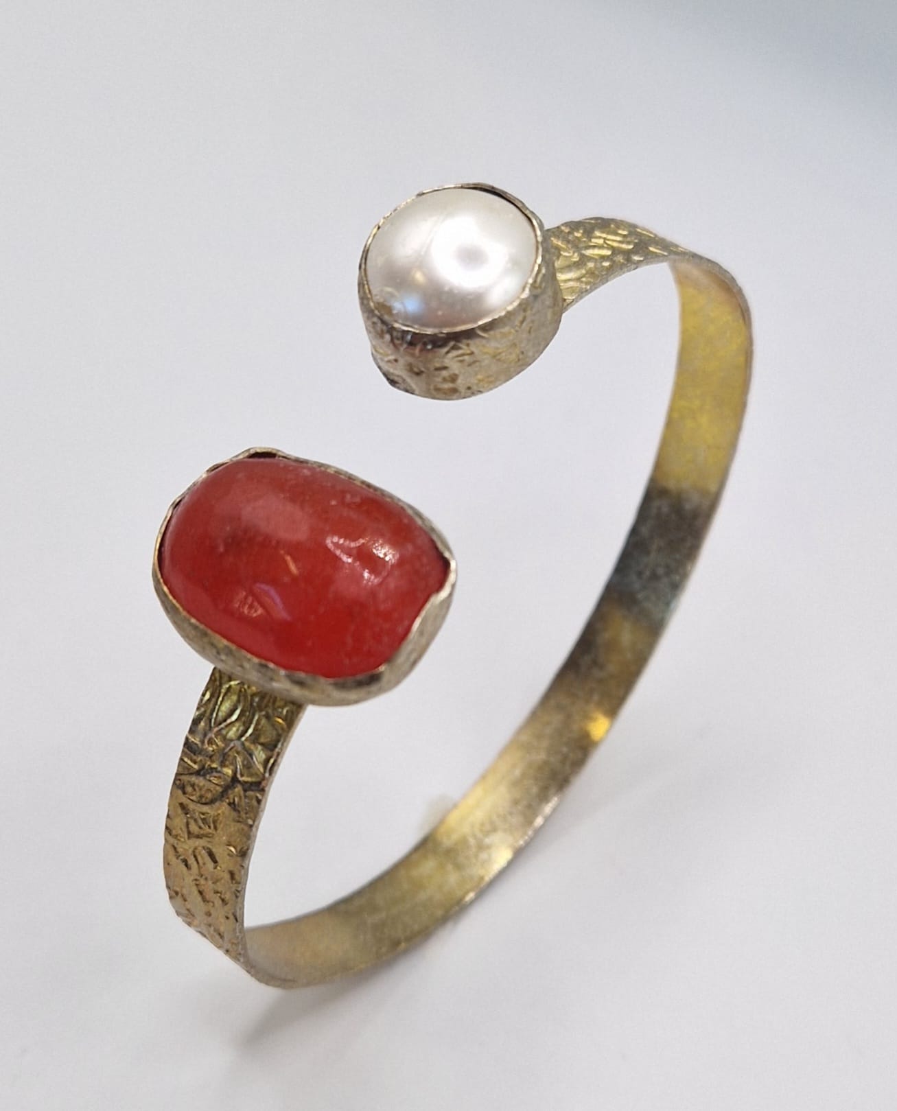 Elegant Pearl & Red Agate Gold-plated Bracelet – Adjustable Design