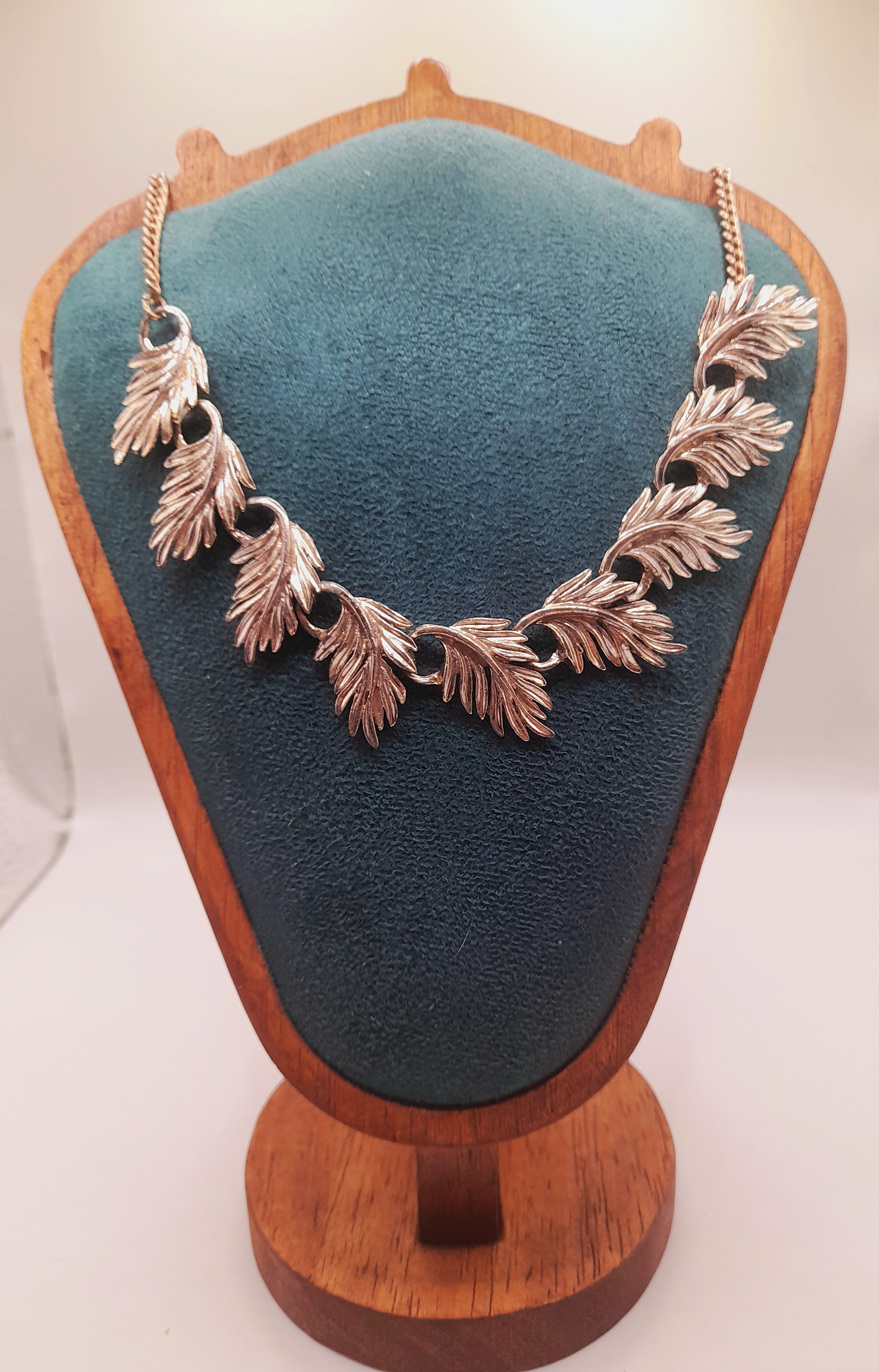 Vintage Silver tone leaf necklace, 23cm long 