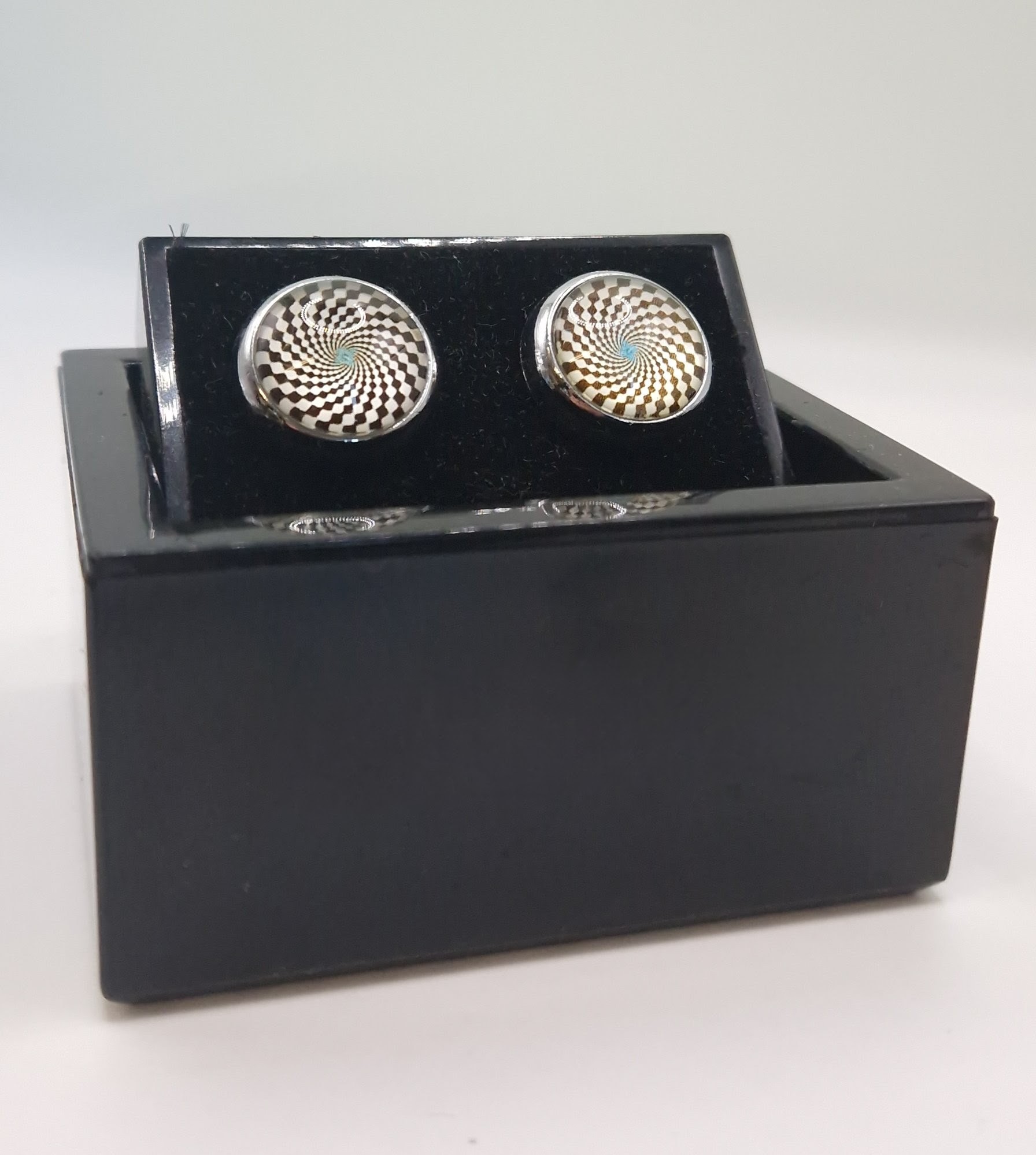 Optical illusion-designed cufflinks