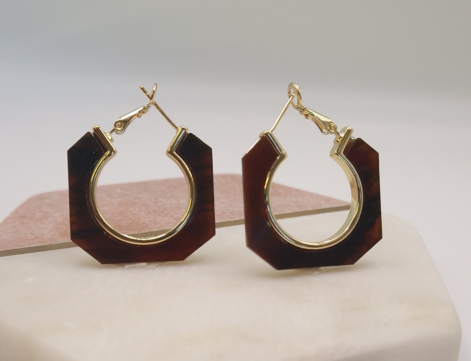 gold-tone geometric hexagon hoop earrings 