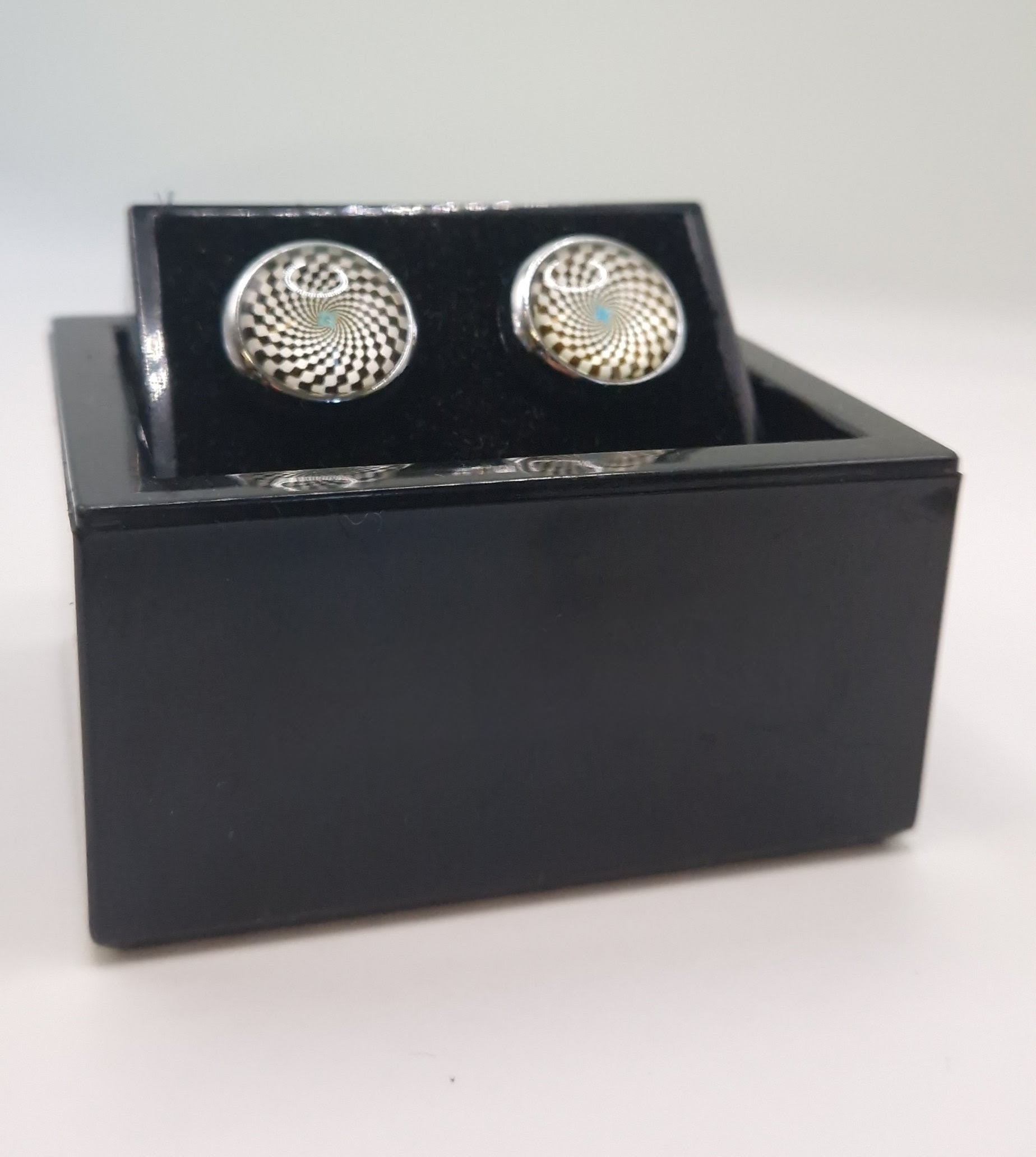 Optical illusion-designed cufflinks