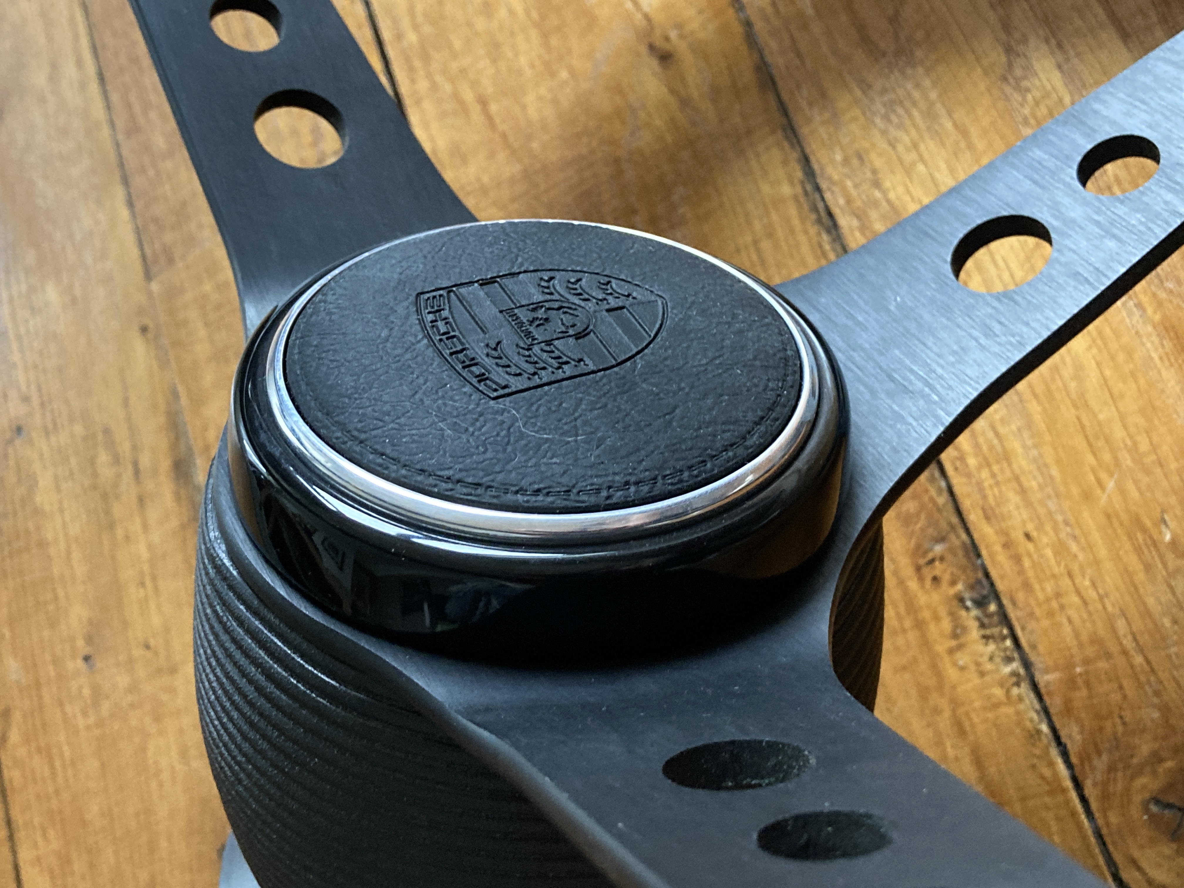 Centre de volant "Flat Design" pour volant Momo - Flat Design horn knob for Momo steering wheel