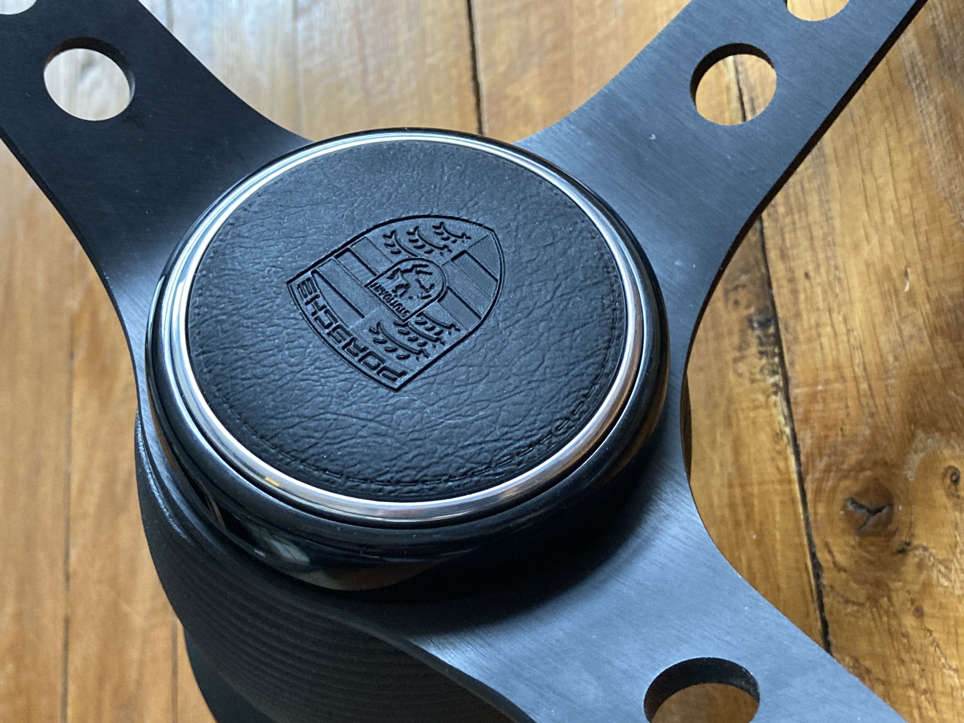 Centre de volant "Flat Design" pour volant Momo - Flat Design horn knob for Momo steering wheel