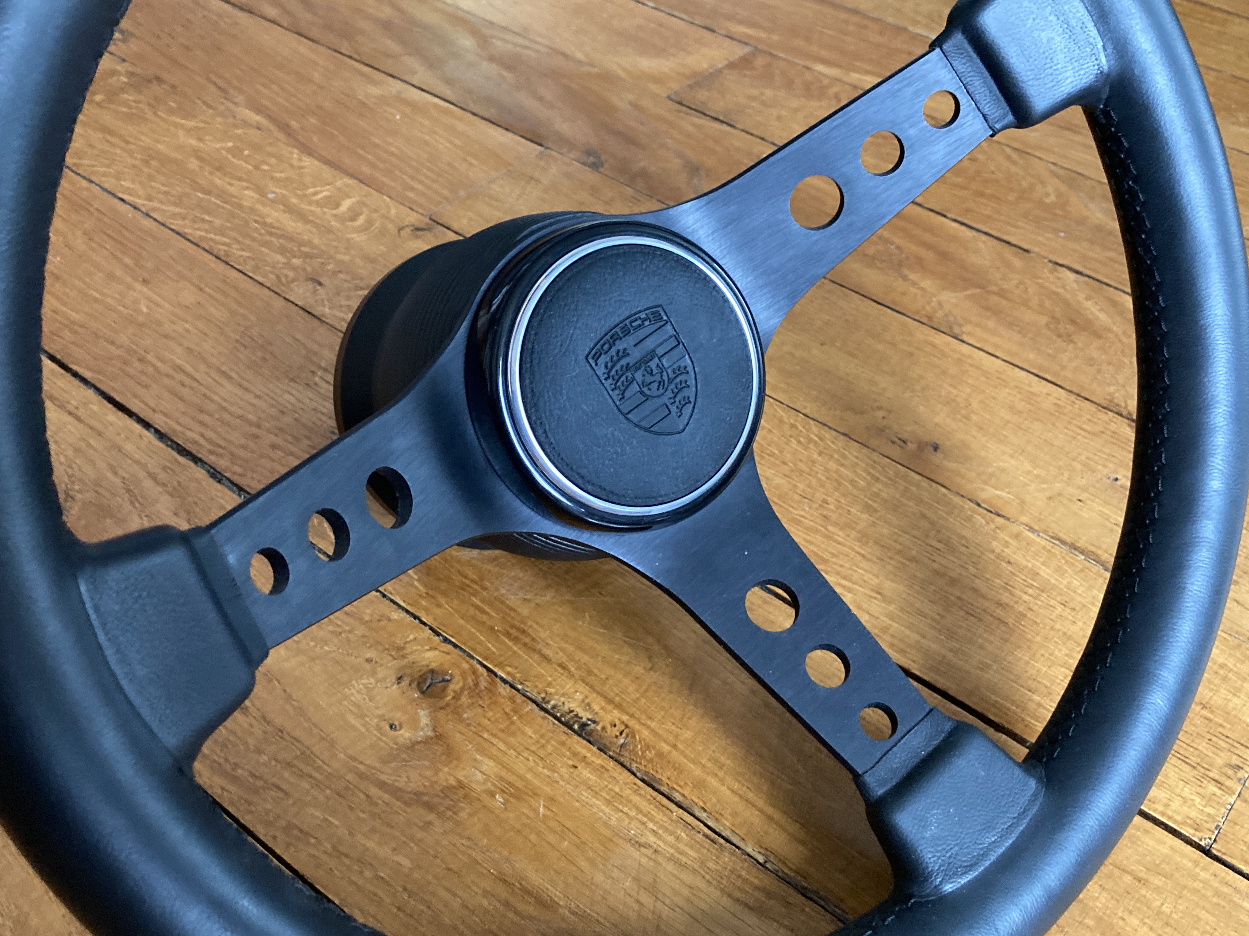 Centre de volant "Flat Design" pour volant Momo - Flat Design horn knob for Momo steering wheel