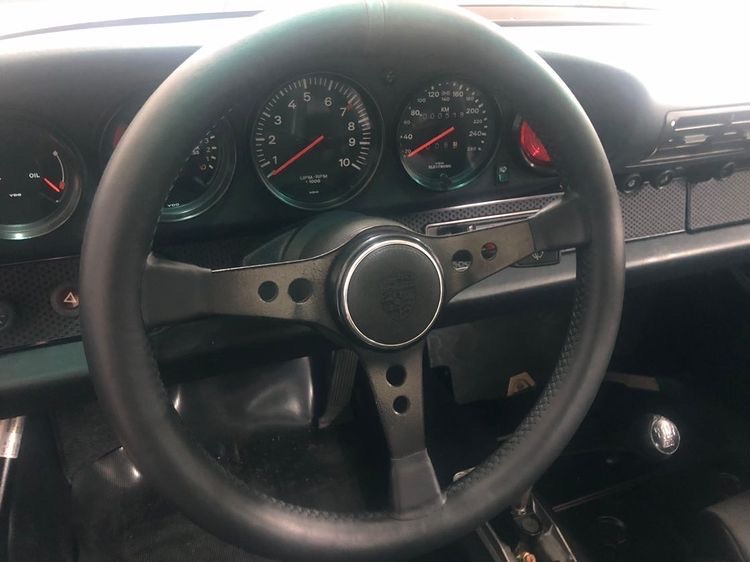 Centre de volant "Flat Design" pour volant Momo - Flat Design horn knob for Momo steering wheel