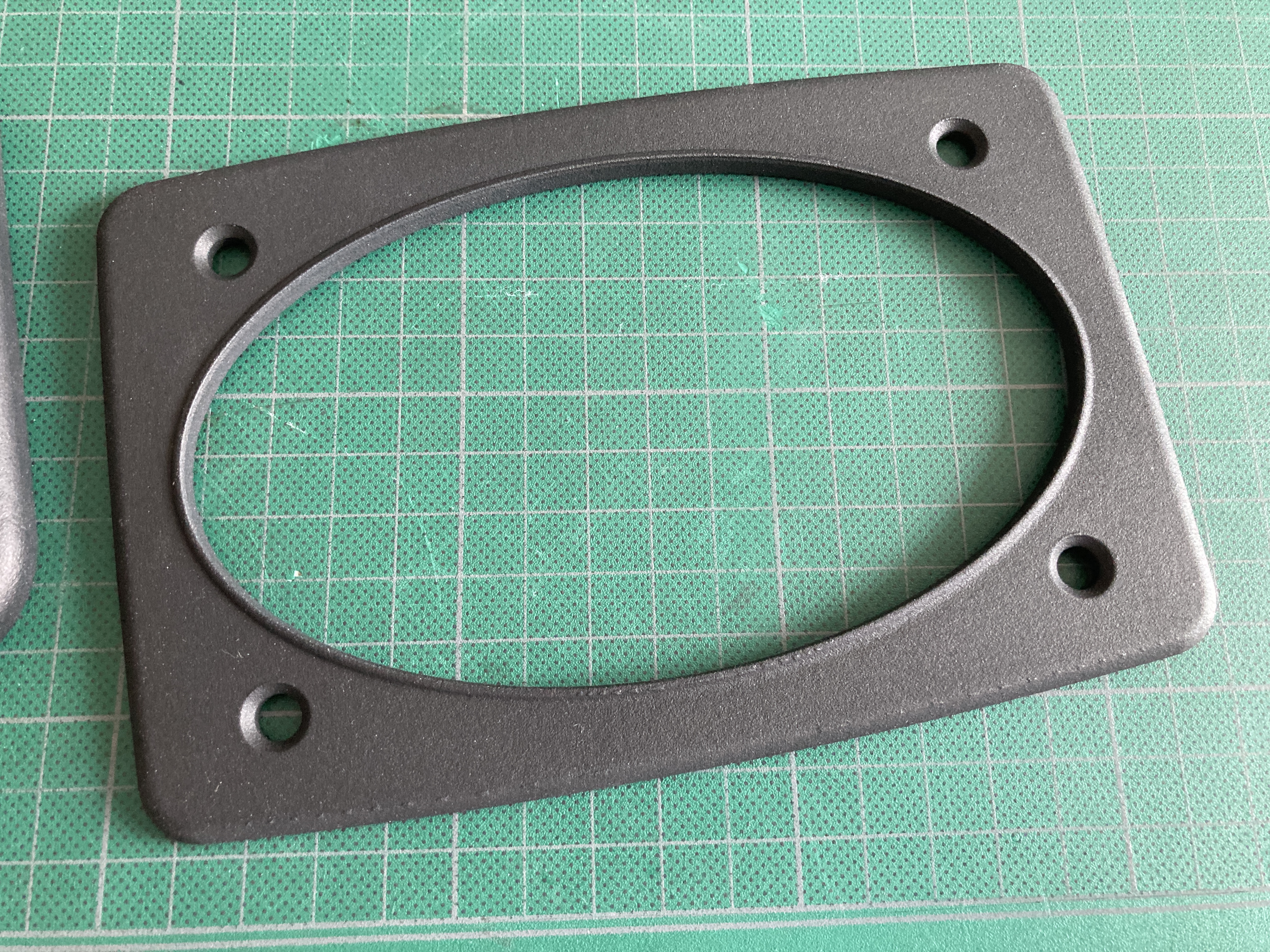 2 Cadres HP Plage arrière - Modèle oval / 2 Rear loudspeacker frames - Oval model