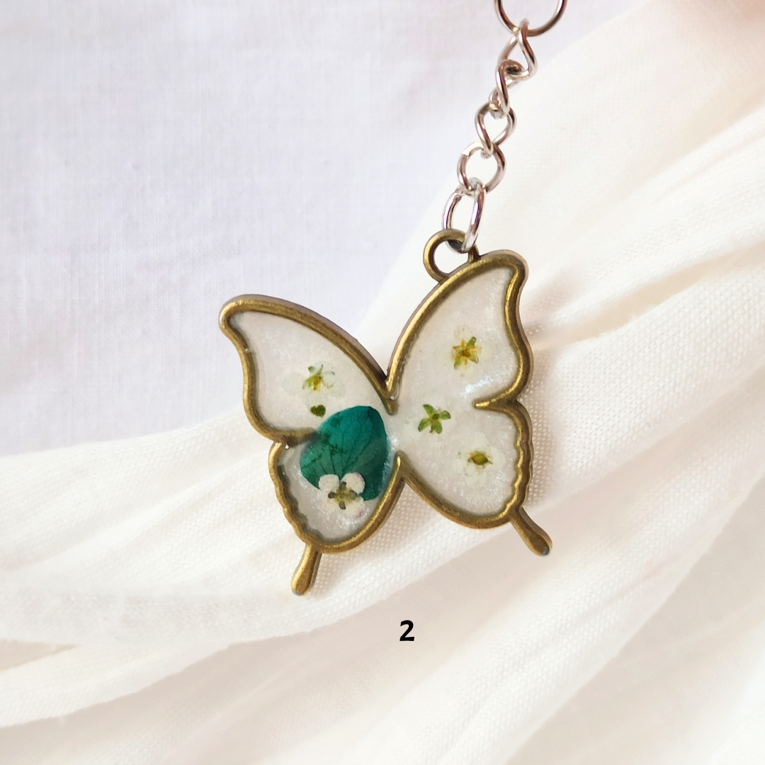 Llavero de mariposa - Flores y resina