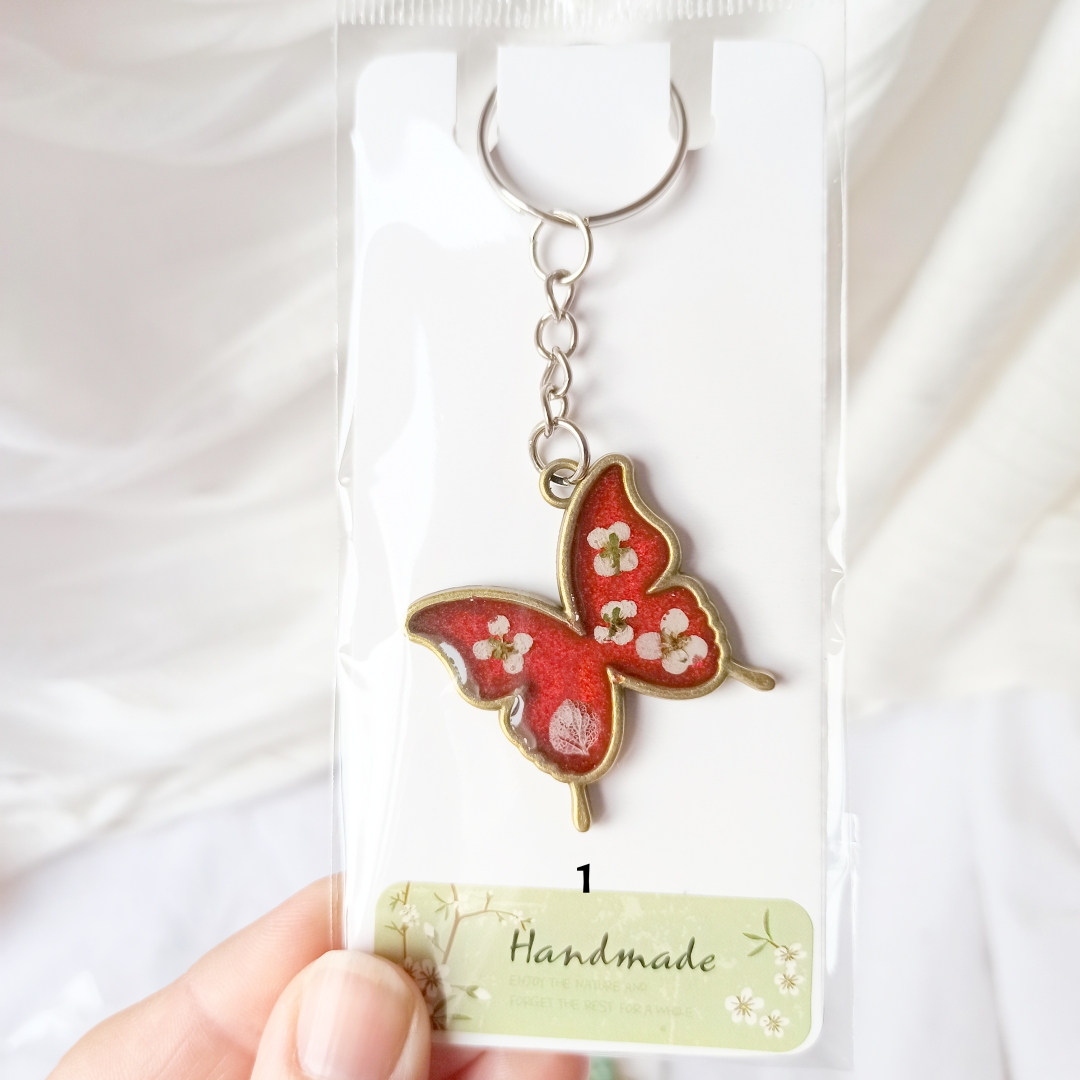 Llavero de mariposa - Flores y resina