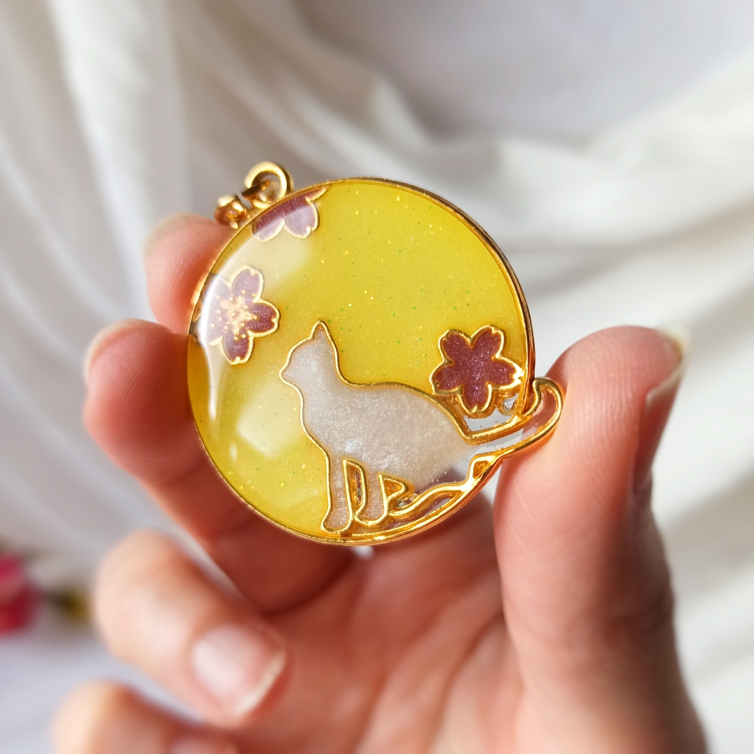 Llavero de gato con flores