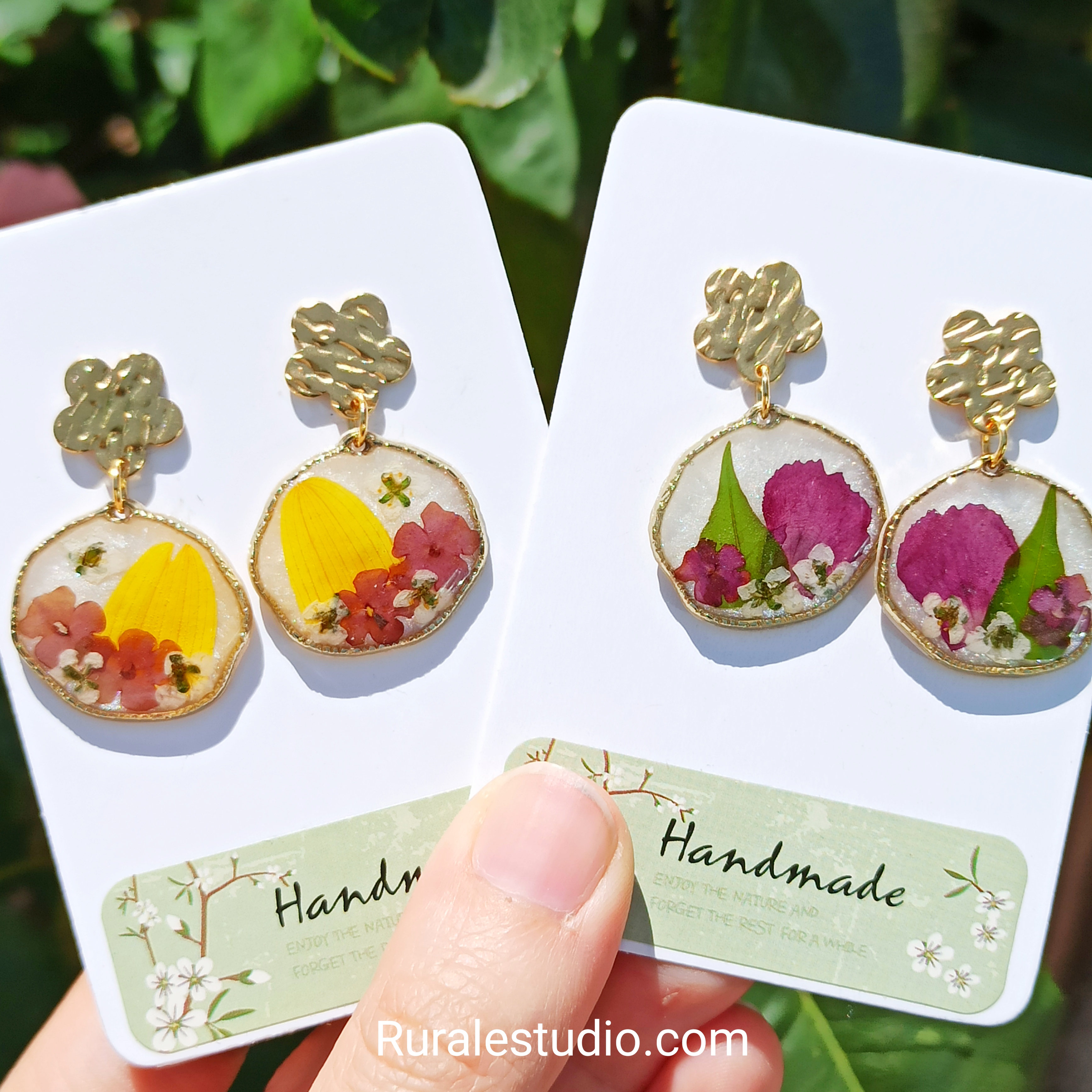 Pendientes redondos asimétricos con flores naturales preservadas