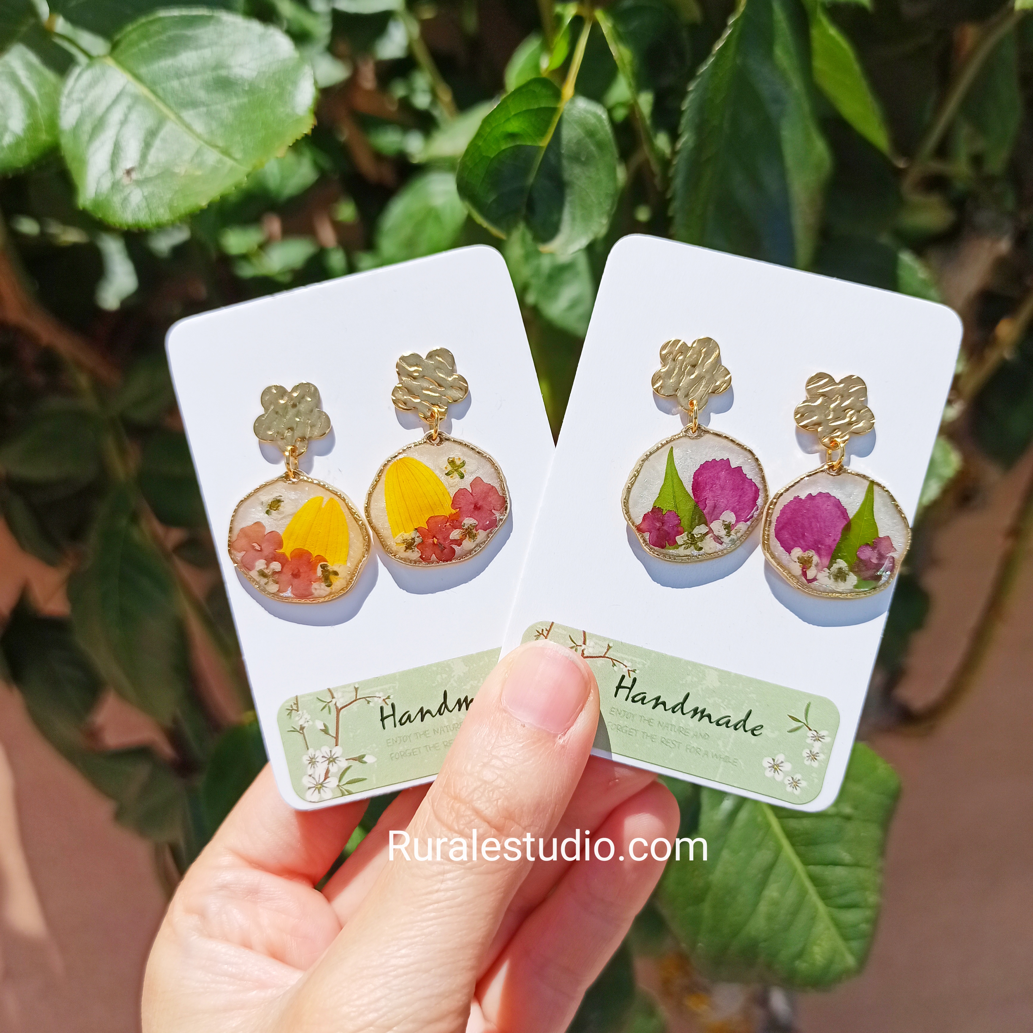 Pendientes redondos asimétricos con flores naturales preservadas