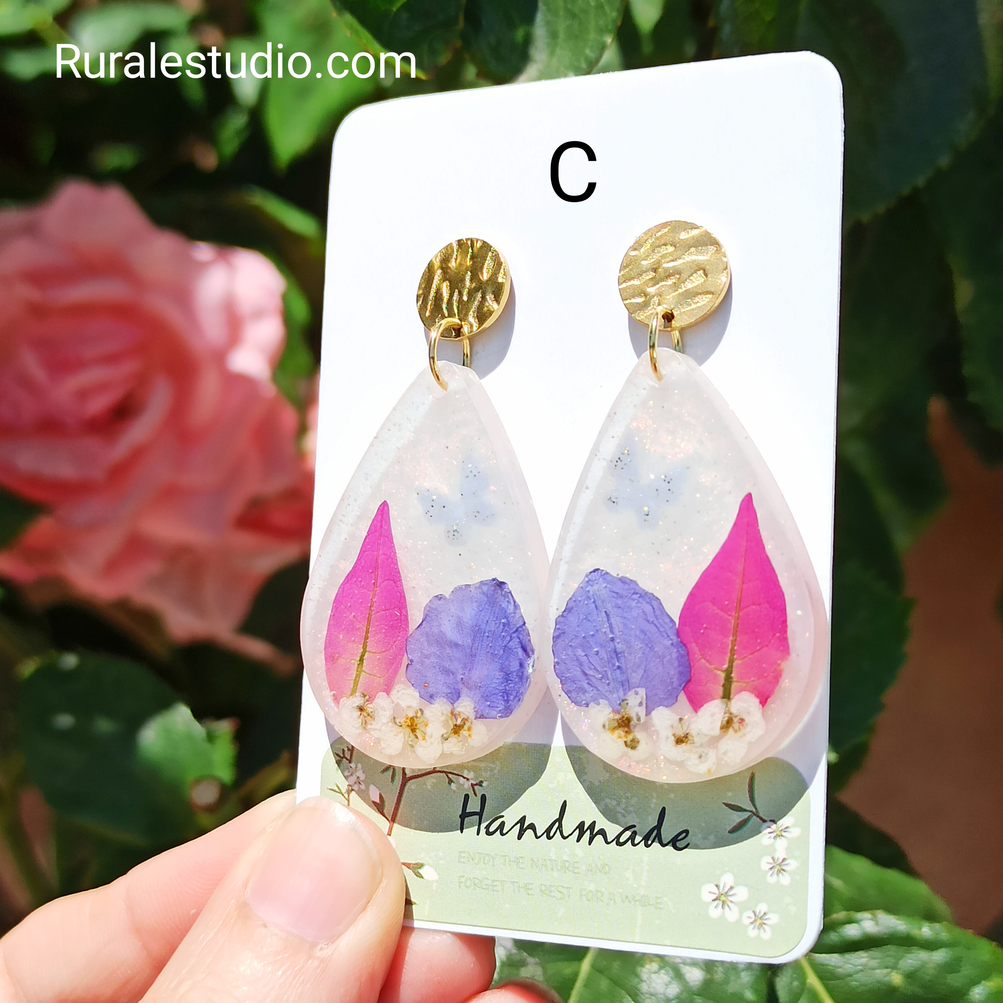 Pendientes de resina con flores naturales rosas