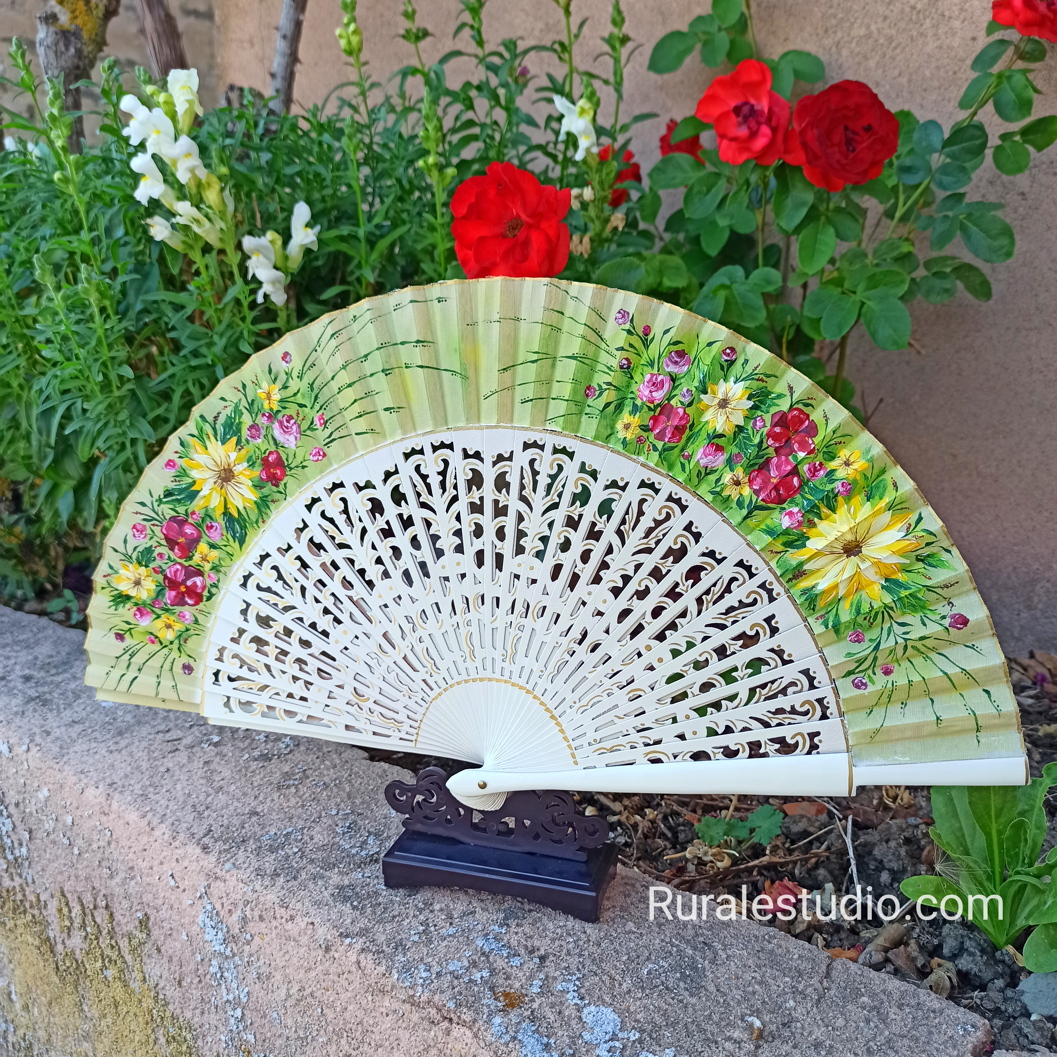 Abanico blanco de flores pintado a mano