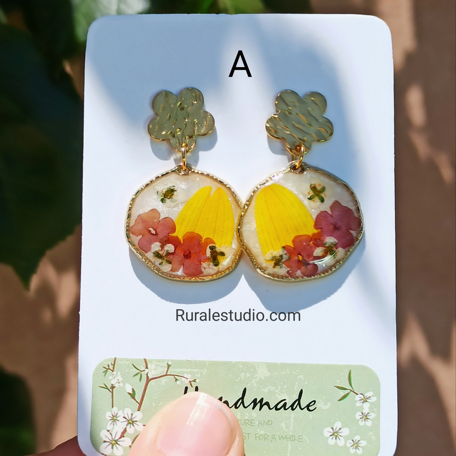 Pendientes redondos asimétricos con flores naturales preservadas