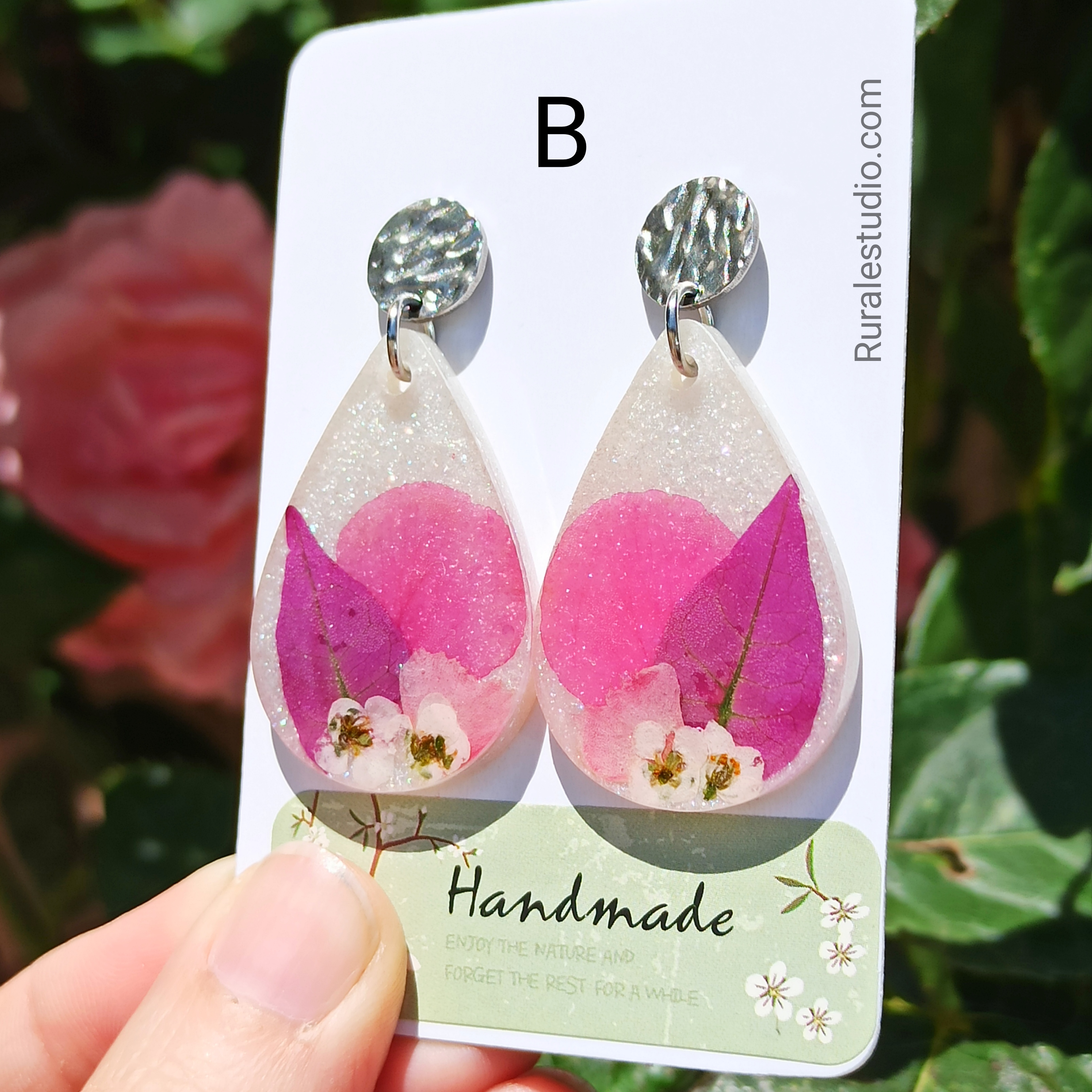 Pendientes de resina con flores naturales rosas