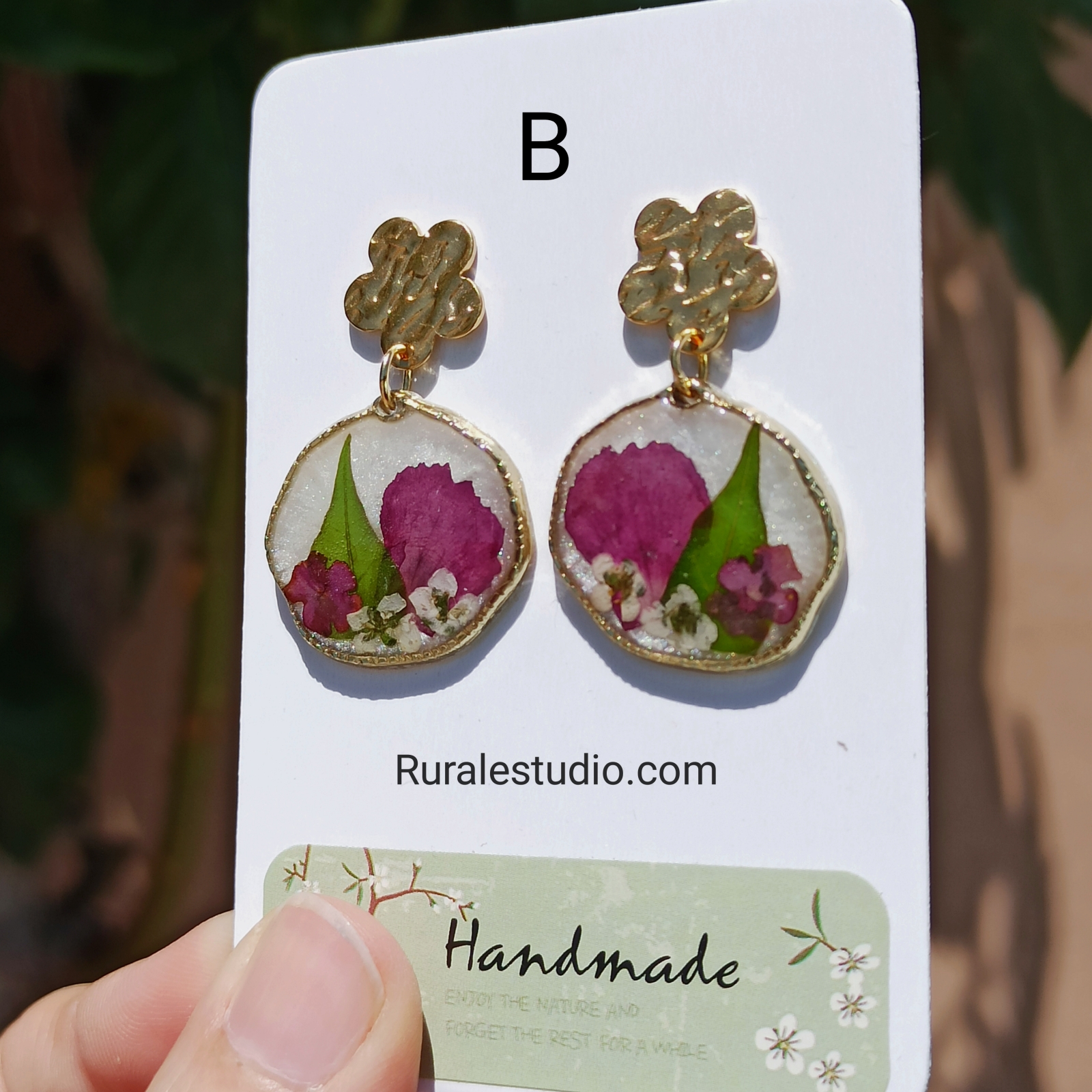 Pendientes redondos asimétricos con flores naturales preservadas