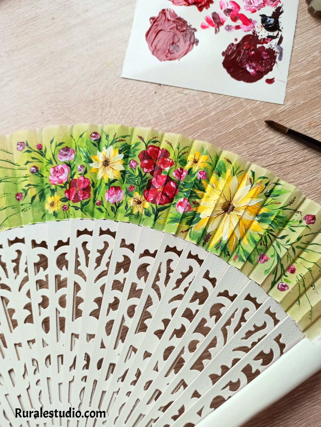 Abanico blanco de flores pintado a mano