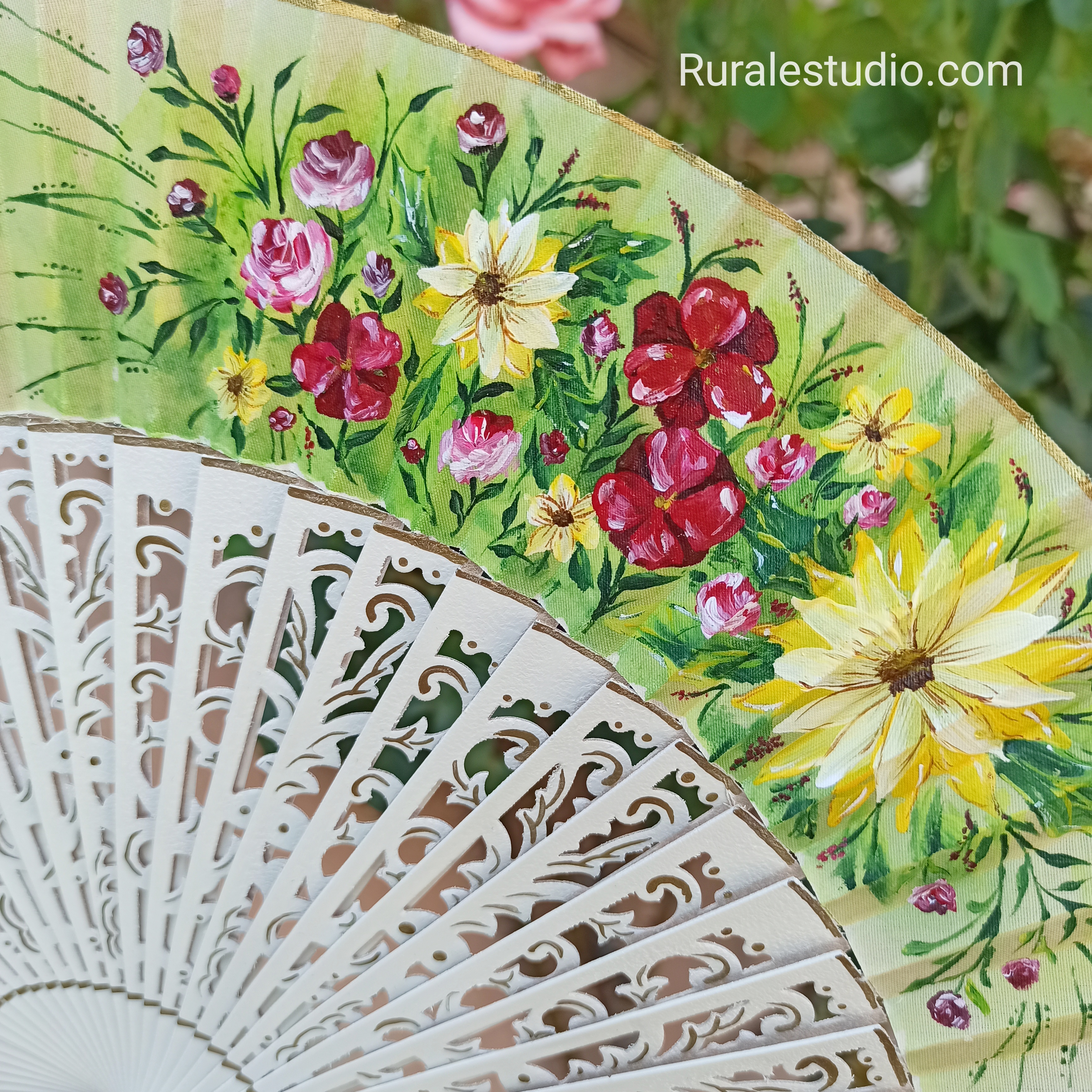 Abanico blanco de flores pintado a mano
