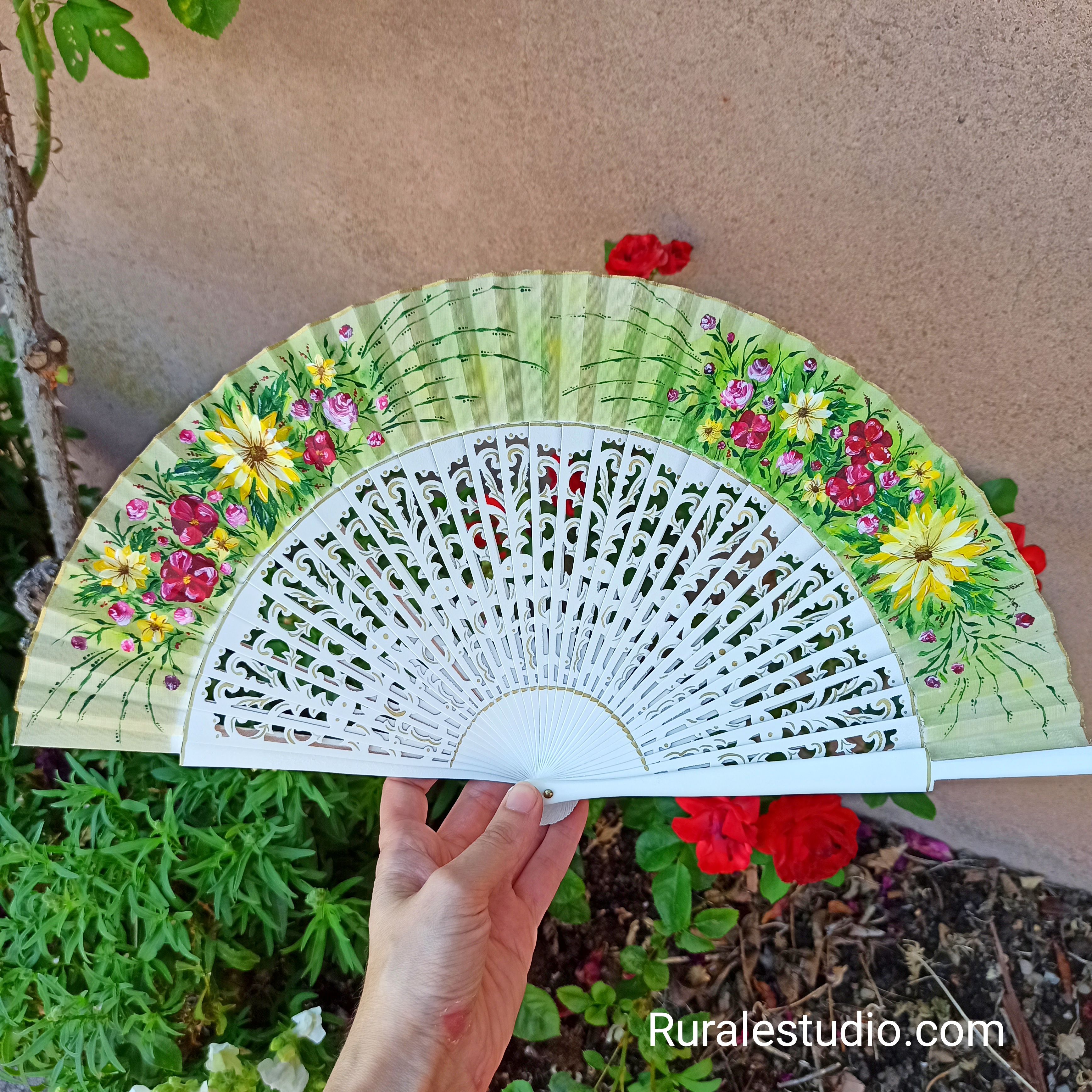 Abanico blanco de flores pintado a mano