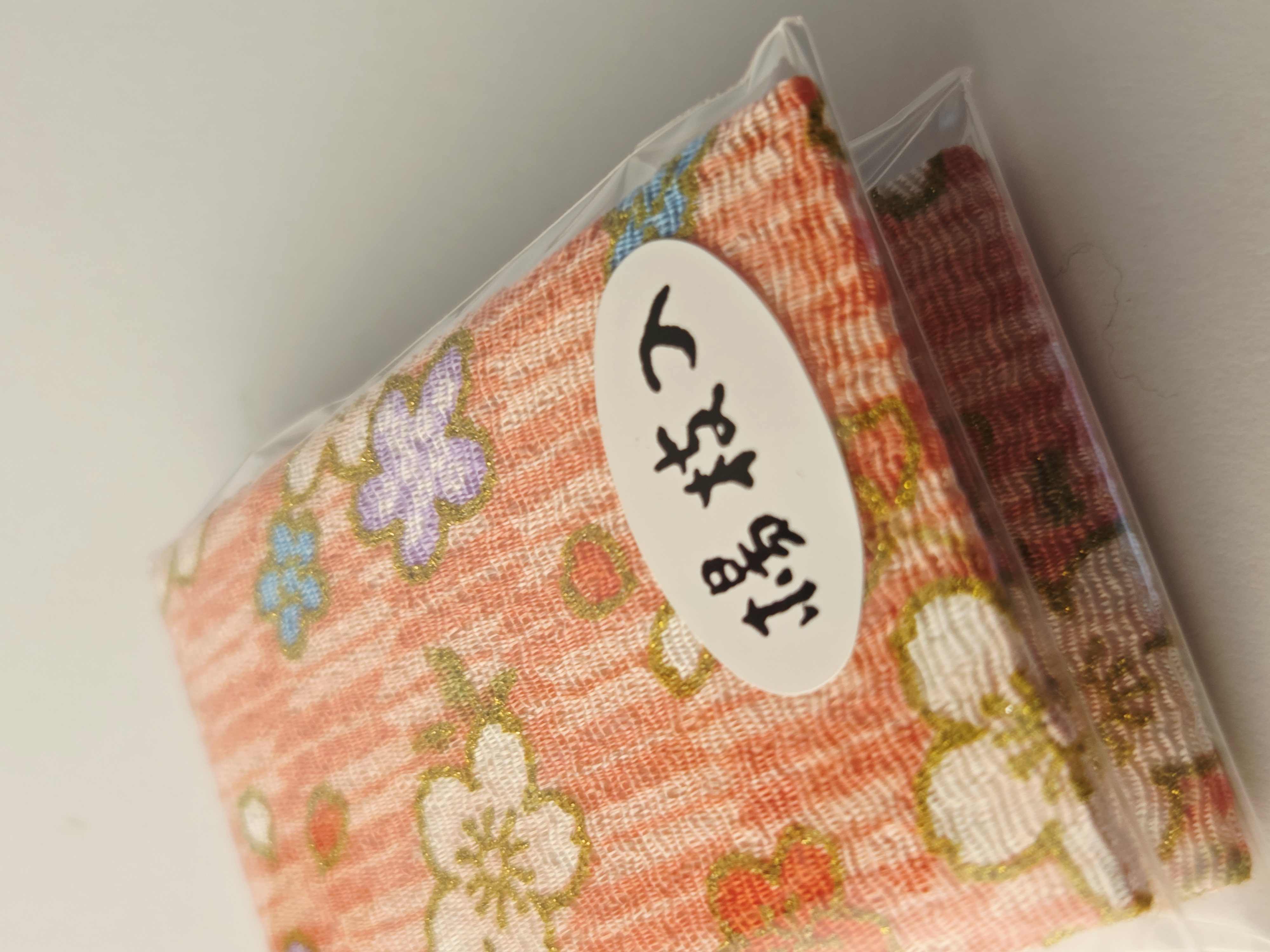 Japoniškas Chirimen audinio kišeninis veidrodėlis su dantų krapštukais
