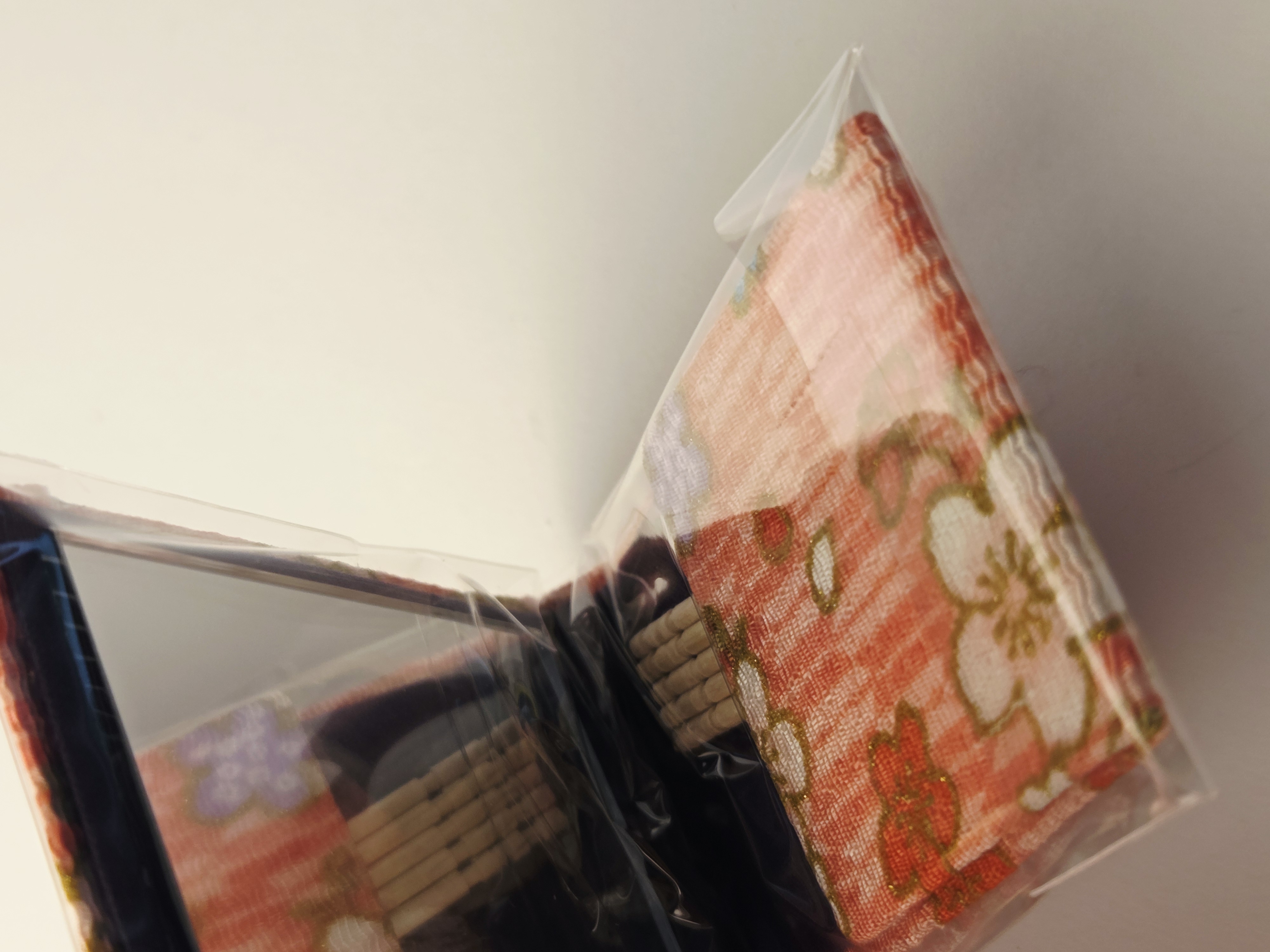 Japoniškas Chirimen audinio kišeninis veidrodėlis su dantų krapštukais