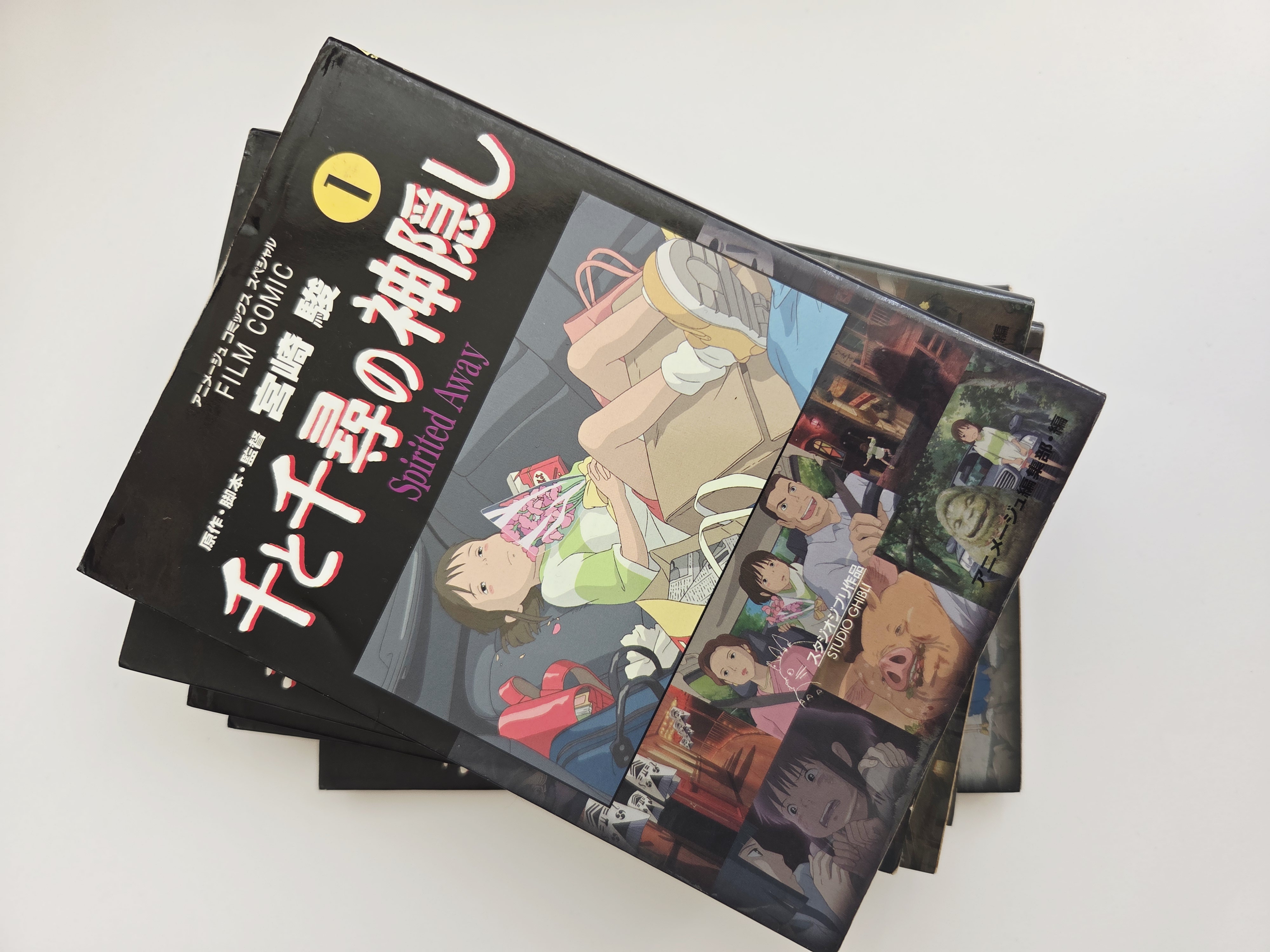 Penkios Studio Ghibli Spirited Away iliustruotos komiksų knygos