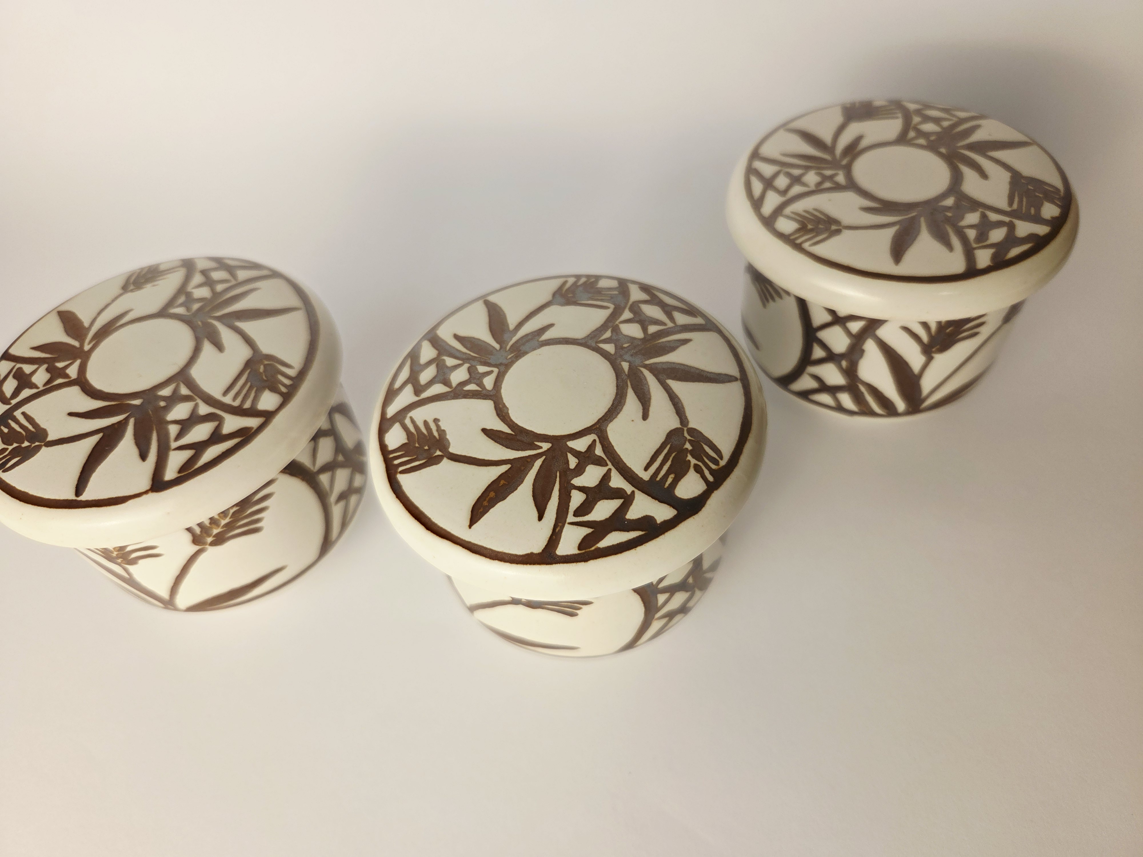 Tachikichi vintage keramikiniai puodeliai su dangteliais (3 vnt.)