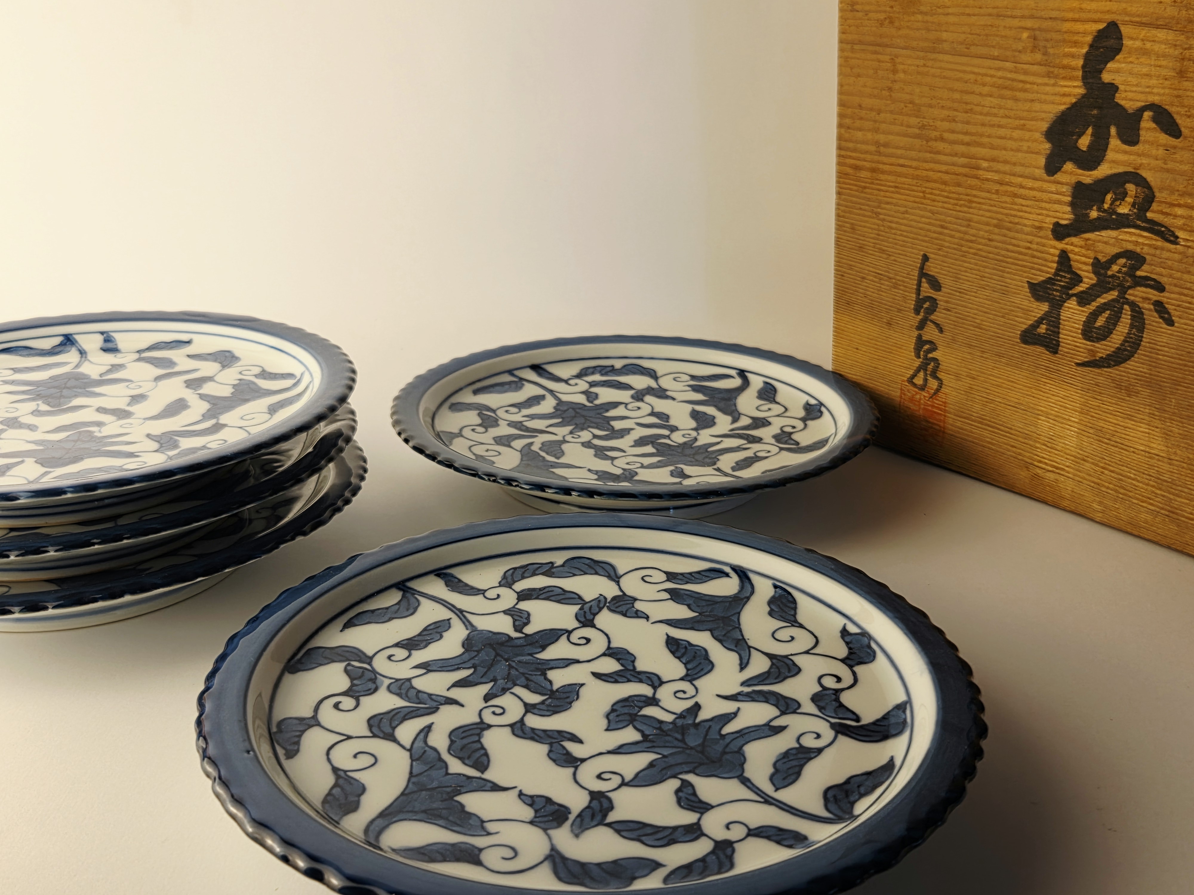 Vintage Arita-yaki porceliano lėkščių rinkinys „Karakusa“ (5 vnt.)