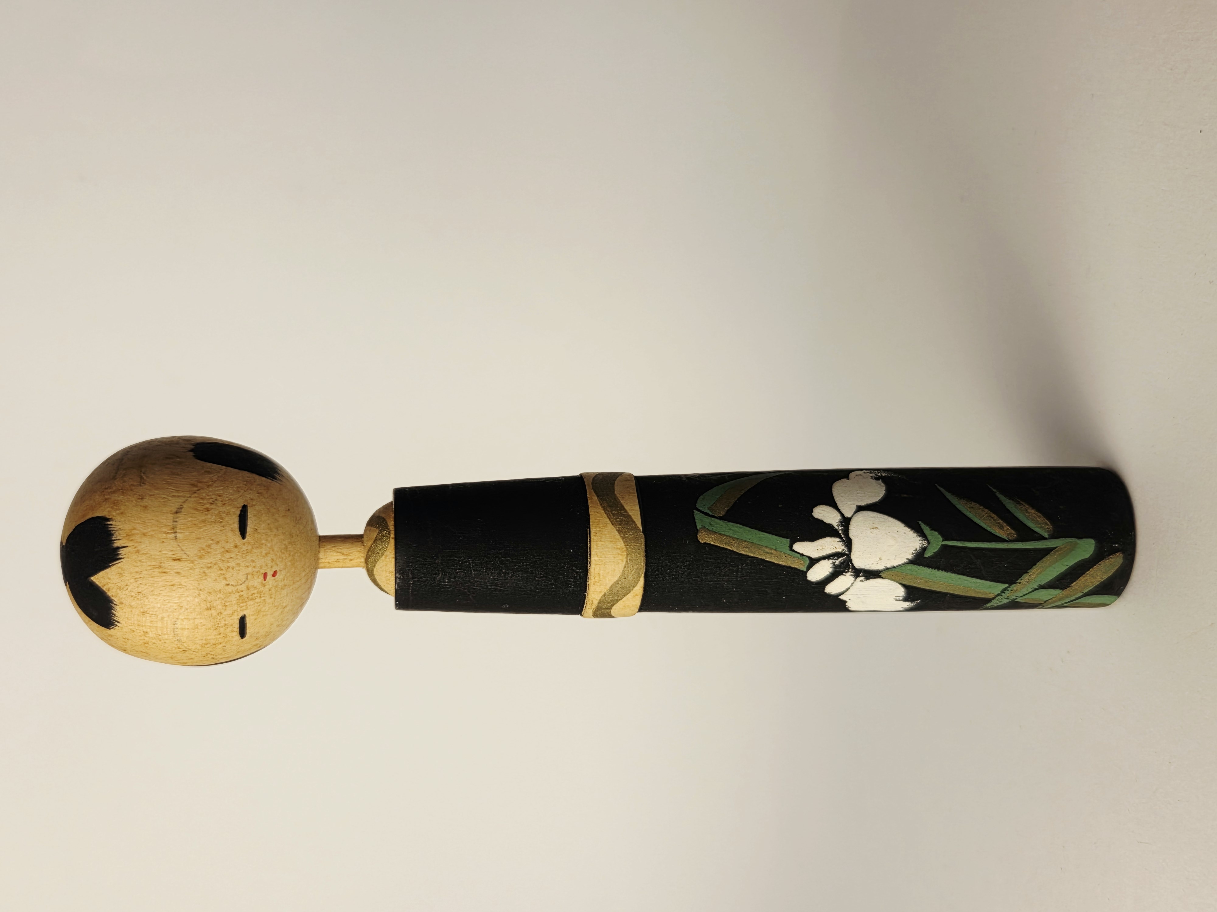 Vintage japoniška Kokeshi lėlė su vilkdalgių motyvu – 17,5 cm