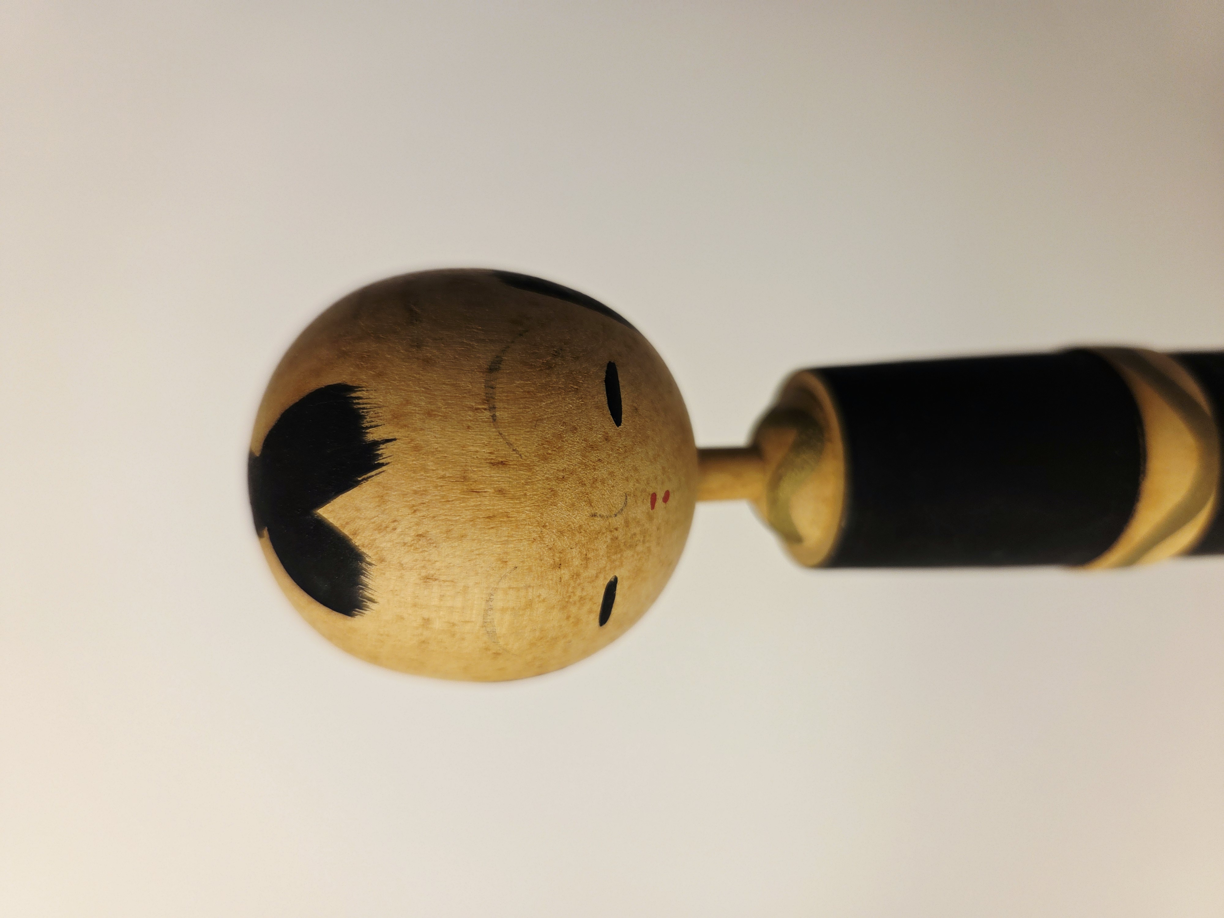 Vintage japoniška Kokeshi lėlė su vilkdalgių motyvu – 17,5 cm